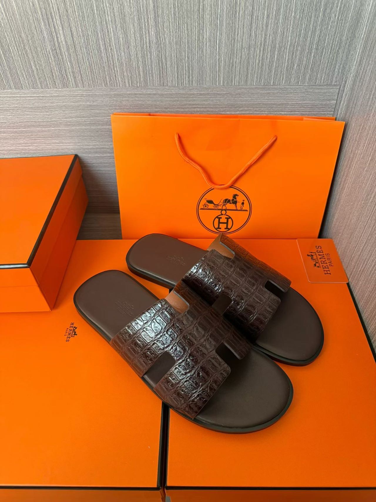 Hermès 一比一 男女款 H 型鱷紋皮革涼拖 深咖鱷灰底| 12 Hermès 一比一 男女款 H 型鱷紋皮革涼拖 深咖鱷灰底