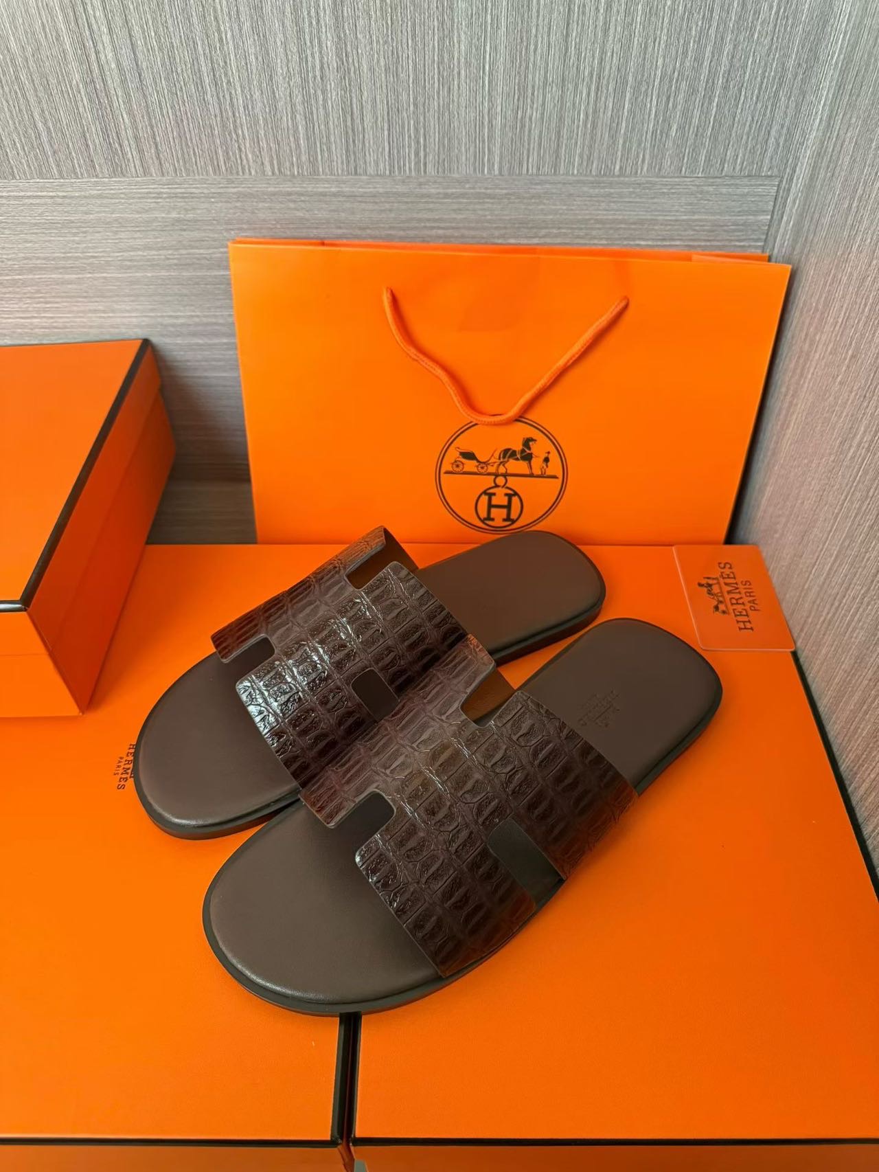 Hermès 一比一 男女款 H 型鱷紋皮革涼拖 深咖鱷灰底| 11 Hermès 一比一 男女款 H 型鱷紋皮革涼拖 深咖鱷灰底