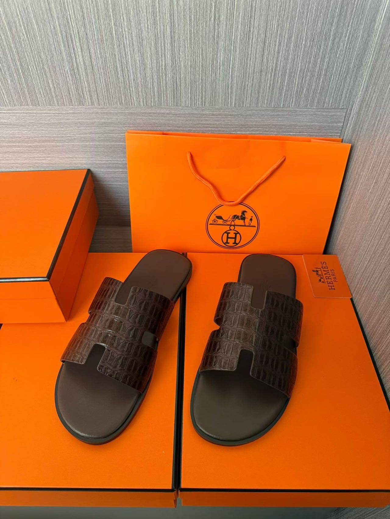 Hermès 一比一 男女款 H 型鱷紋皮革涼拖 深咖鱷灰底| 10 Hermès 一比一 男女款 H 型鱷紋皮革涼拖 深咖鱷灰底