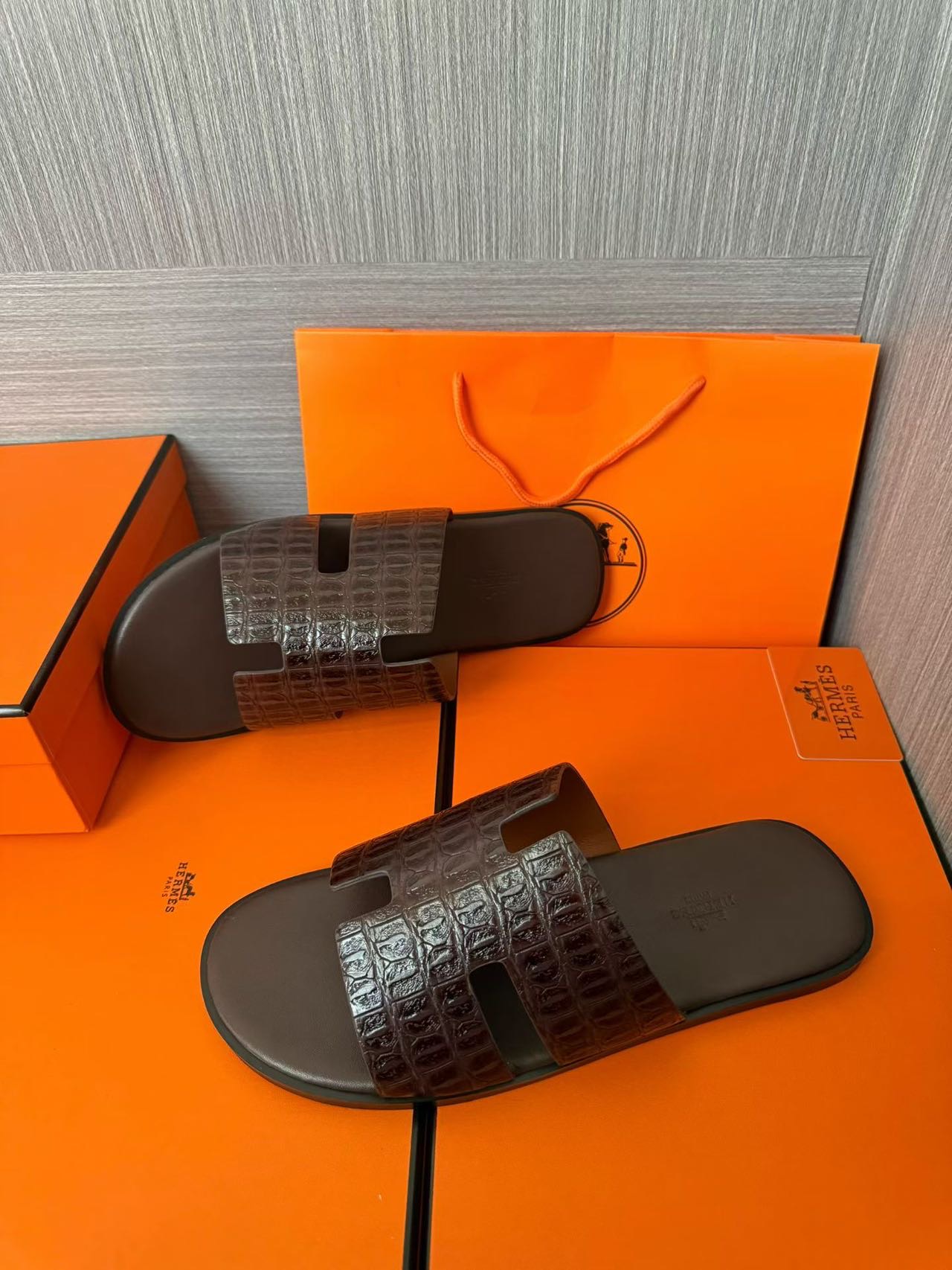 Hermès 一比一 男女款 H 型鱷紋皮革涼拖 深咖鱷灰底| 9 Hermès 一比一 男女款 H 型鱷紋皮革涼拖 深咖鱷灰底