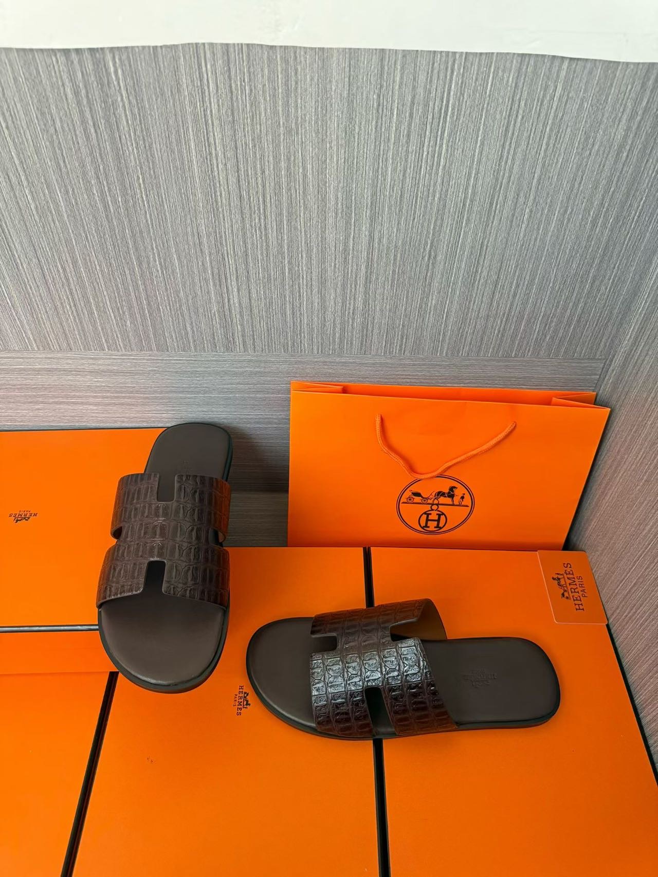 Hermès 一比一 男女款 H 型鱷紋皮革涼拖 深咖鱷灰底| 7 Hermès 一比一 男女款 H 型鱷紋皮革涼拖 深咖鱷灰底