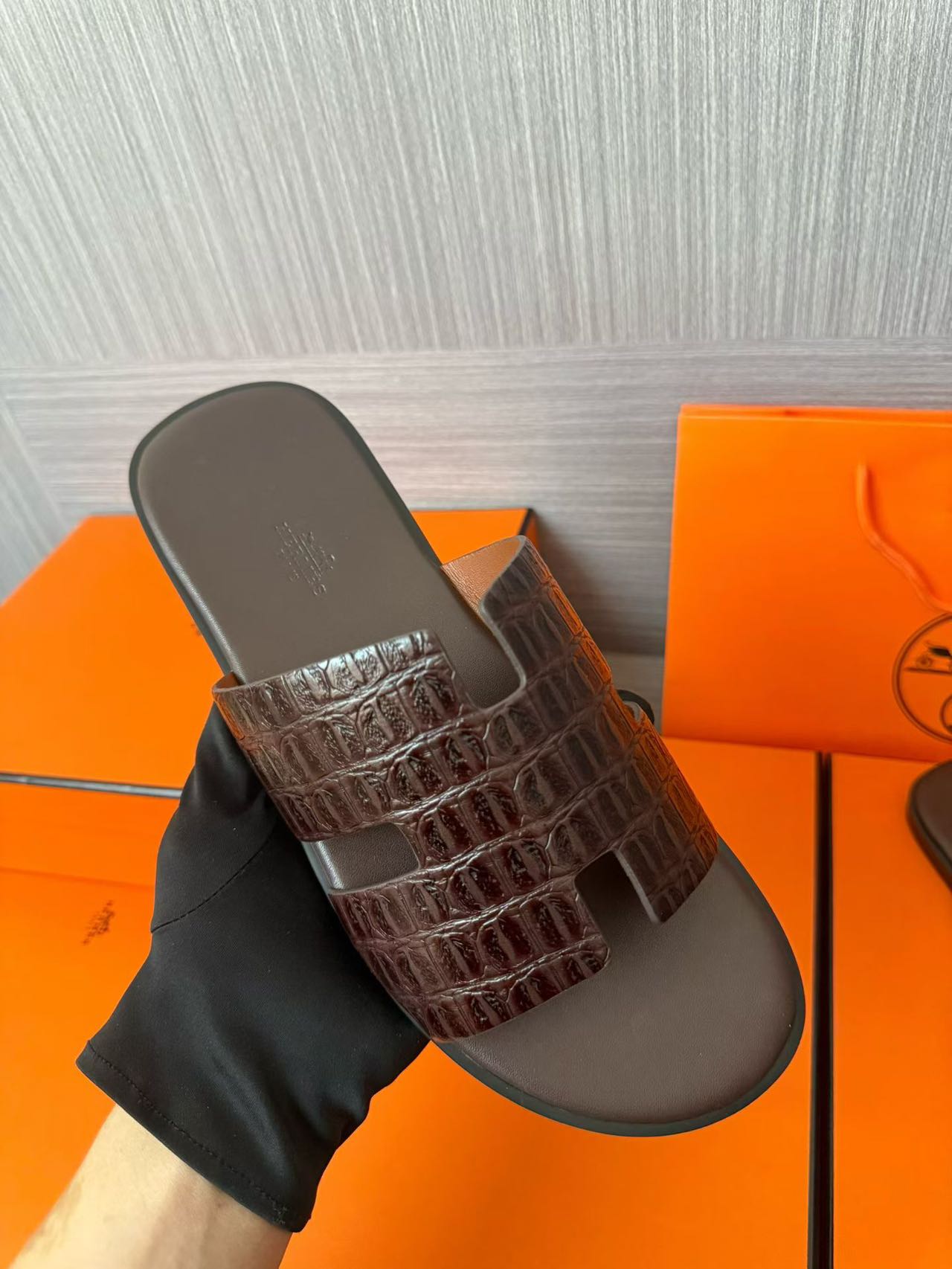 Hermès 一比一 男女款 H 型鱷紋皮革涼拖 深咖鱷灰底| 6 Hermès 一比一 男女款 H 型鱷紋皮革涼拖 深咖鱷灰底