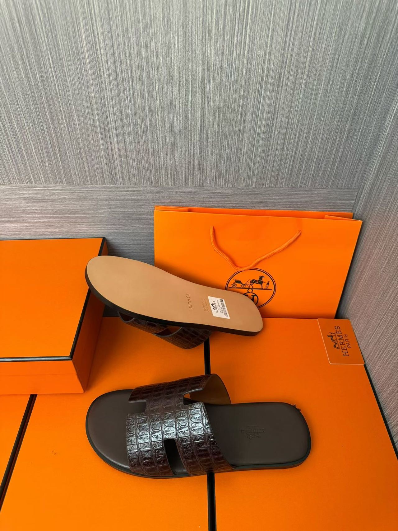 Hermès 一比一 男女款 H 型鱷紋皮革涼拖 深咖鱷灰底| 5 Hermès 一比一 男女款 H 型鱷紋皮革涼拖 深咖鱷灰底
