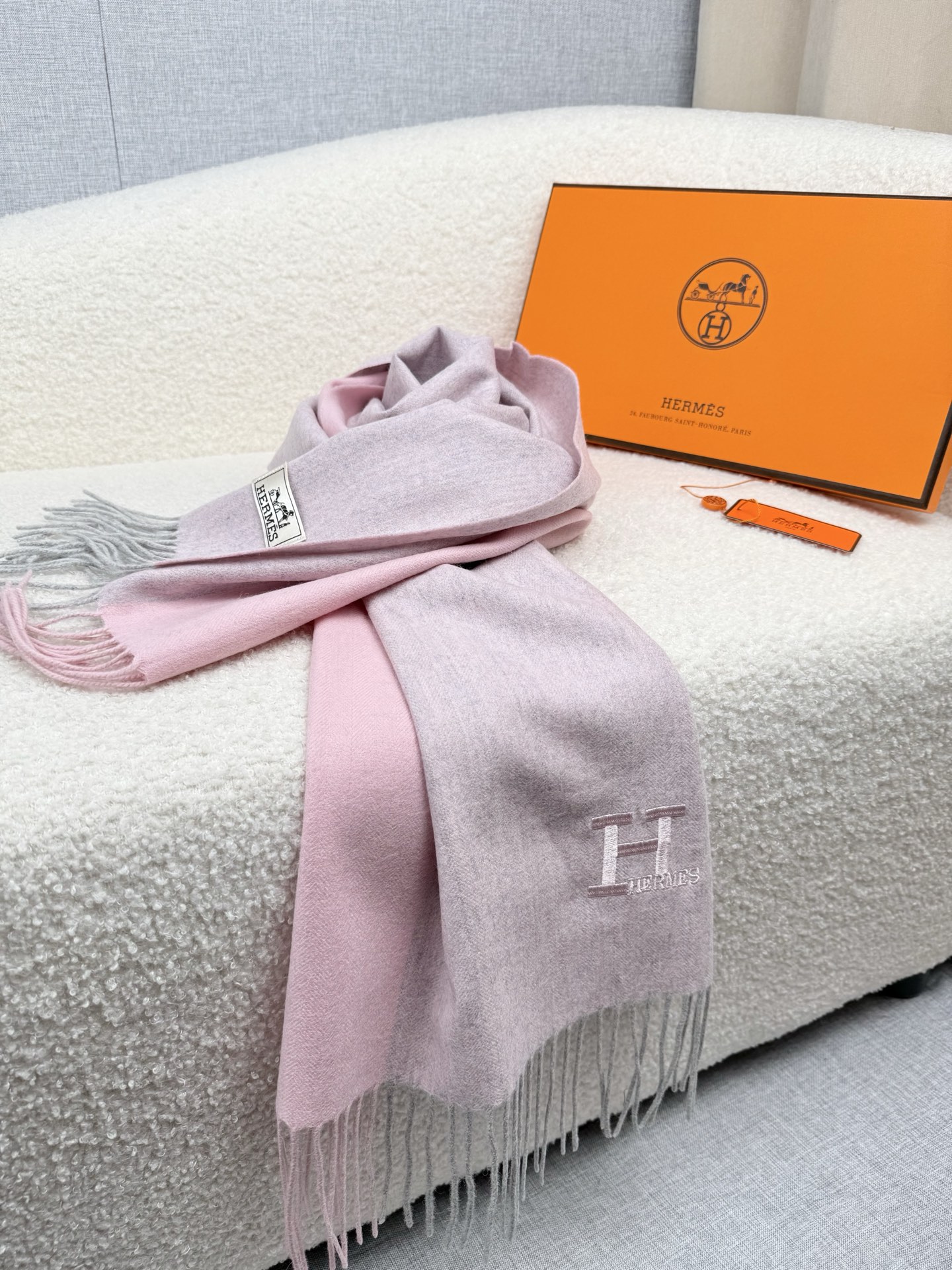 Hermès 一比一圍巾 粉灰拼色羊絨披肩 氣質百搭款| 9 Hermès 一比一圍巾 粉灰拼色羊絨披肩 氣質百搭款