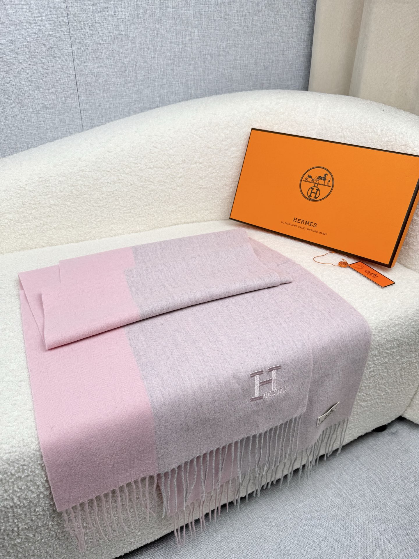 Hermès 一比一圍巾 粉灰拼色羊絨披肩 氣質百搭款| 7 Hermès 一比一圍巾 粉灰拼色羊絨披肩 氣質百搭款