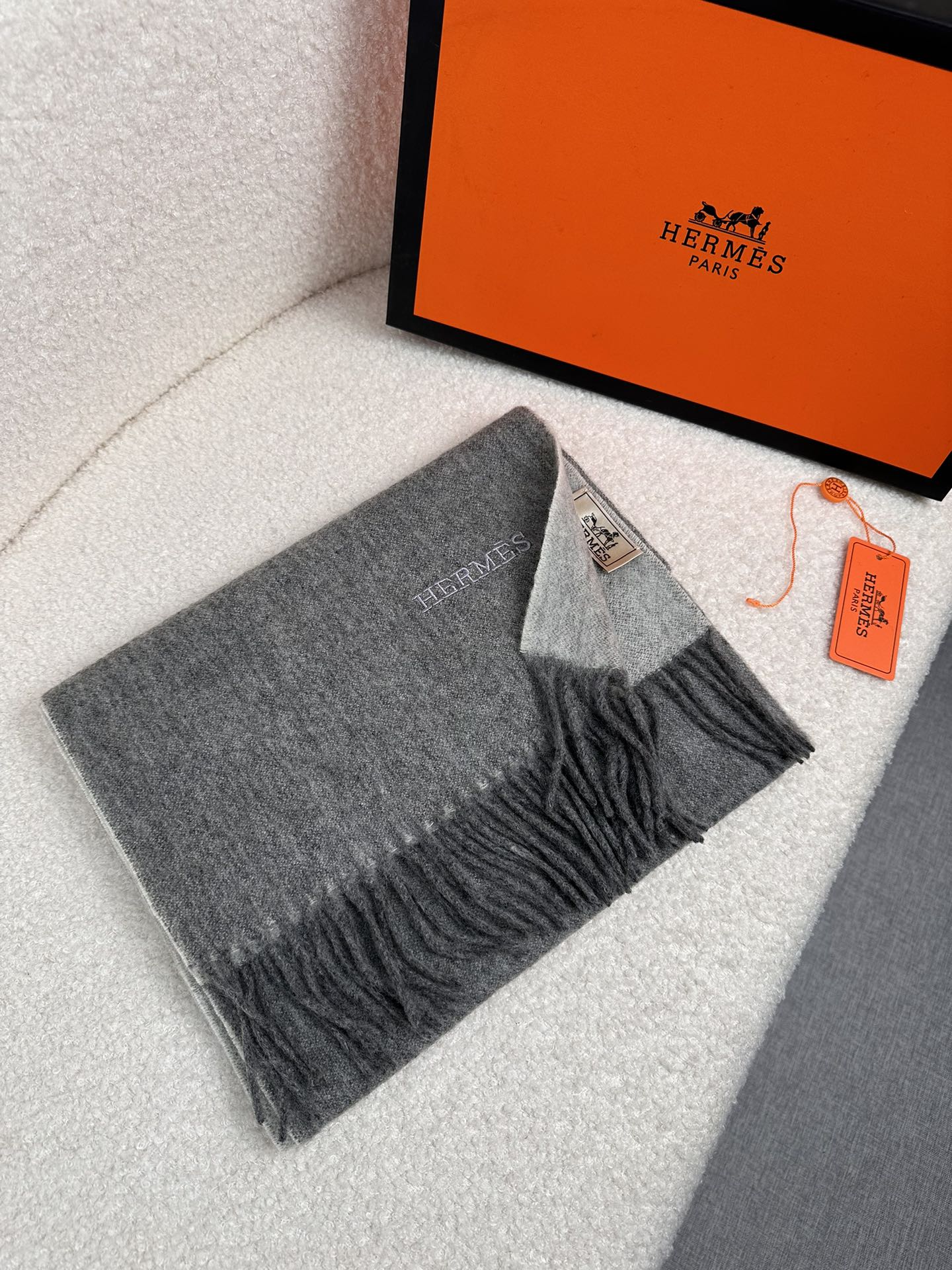 Hermès 高仿圍巾 雙面灰色羊絨披肩 秋冬百搭款| 6 Hermès 高仿圍巾 雙面灰色羊絨披肩 秋冬百搭款