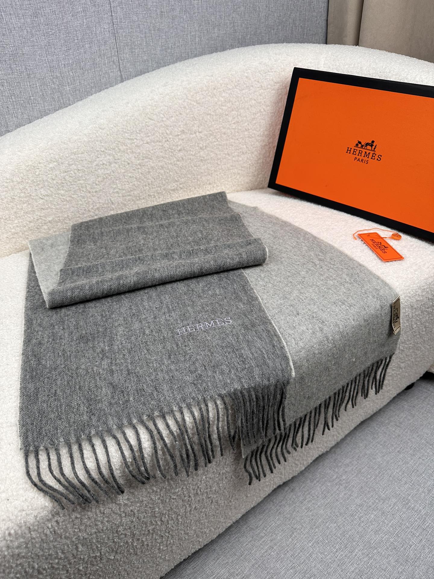 Hermès 高仿圍巾 雙面灰色羊絨披肩 秋冬百搭款| 12 Hermès 高仿圍巾 雙面灰色羊絨披肩 秋冬百搭款