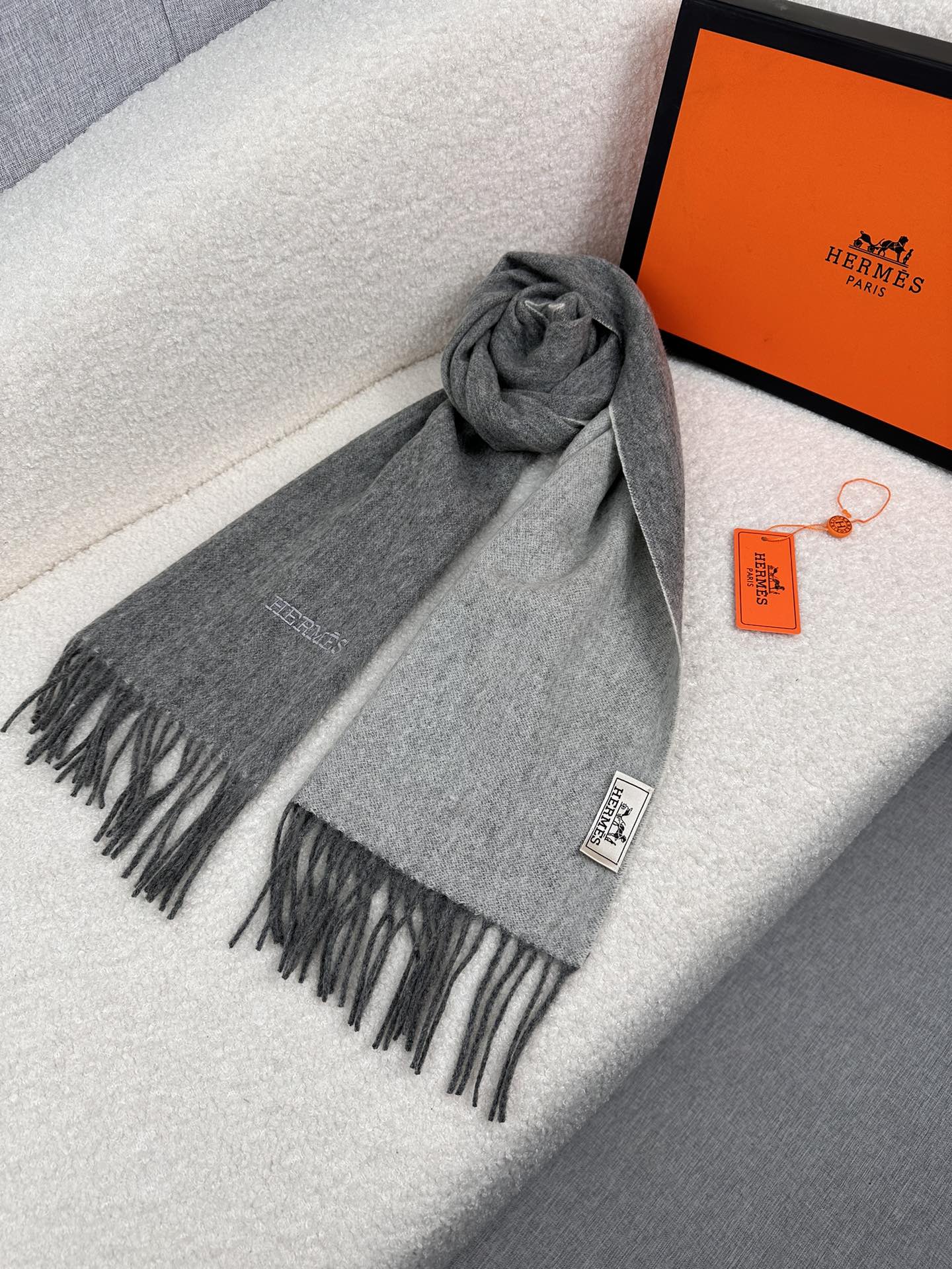 Hermès 高仿圍巾 雙面灰色羊絨披肩 秋冬百搭款| 11 Hermès 高仿圍巾 雙面灰色羊絨披肩 秋冬百搭款