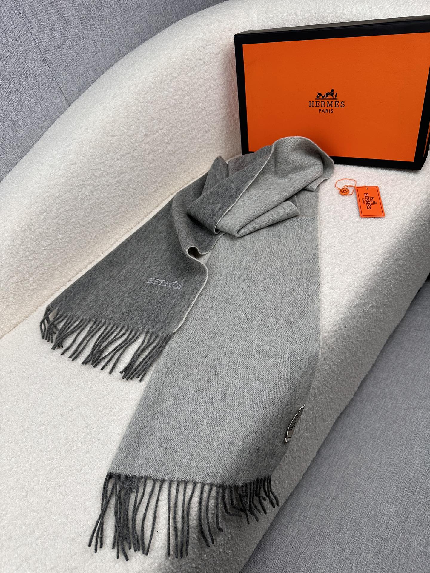 Hermès 高仿圍巾 雙面灰色羊絨披肩 秋冬百搭款| 10 Hermès 高仿圍巾 雙面灰色羊絨披肩 秋冬百搭款