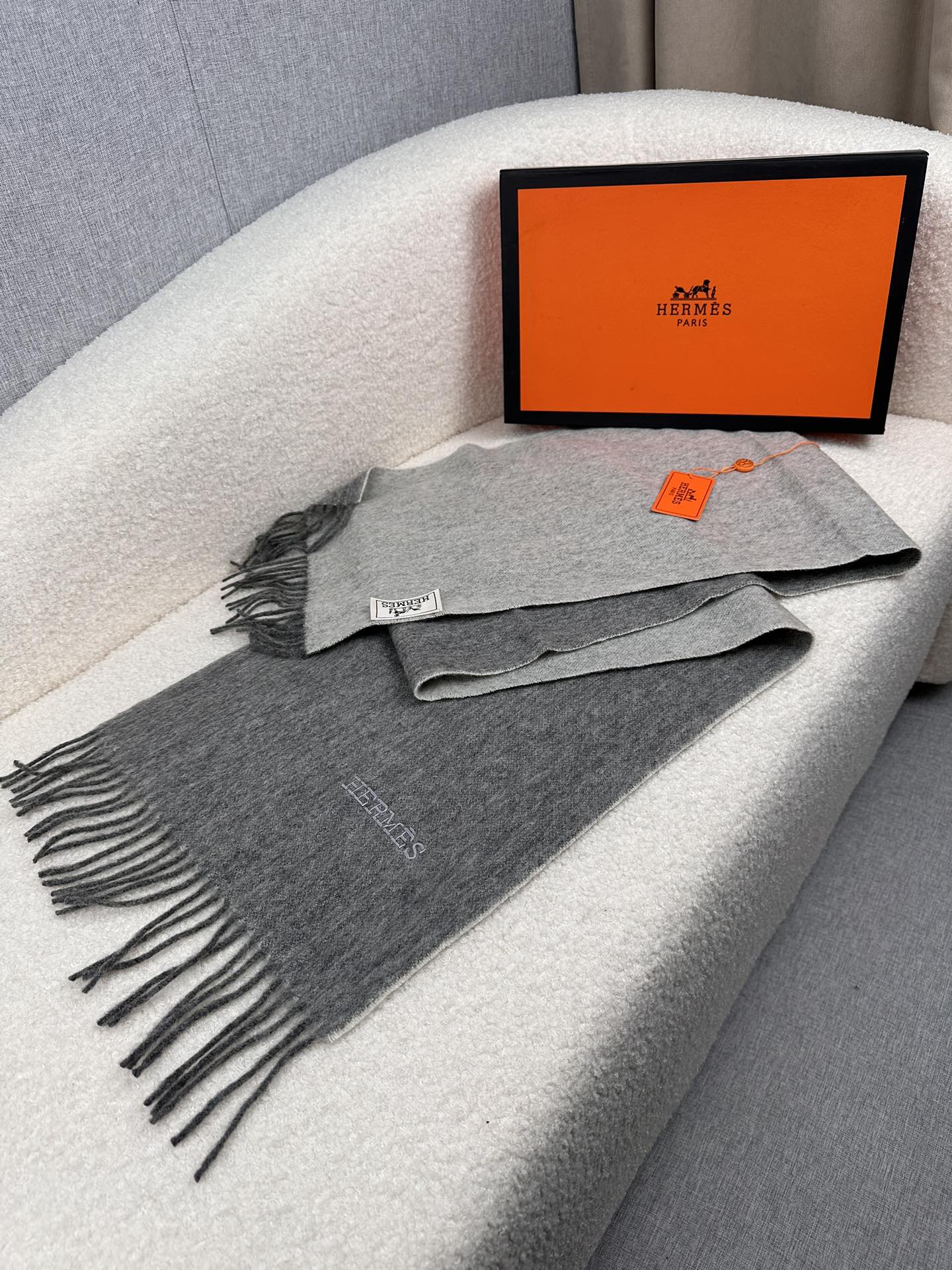 Hermès 高仿圍巾 雙面灰色羊絨披肩 秋冬百搭款| 9 Hermès 高仿圍巾 雙面灰色羊絨披肩 秋冬百搭款