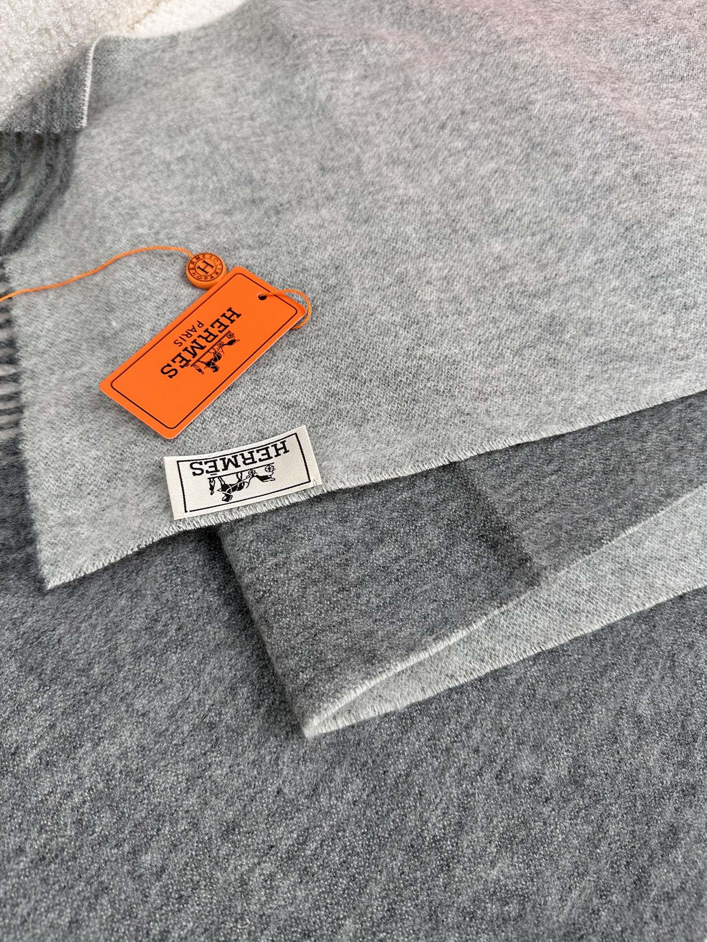 Hermès 高仿圍巾 雙面灰色羊絨披肩 秋冬百搭款| 8 Hermès 高仿圍巾 雙面灰色羊絨披肩 秋冬百搭款