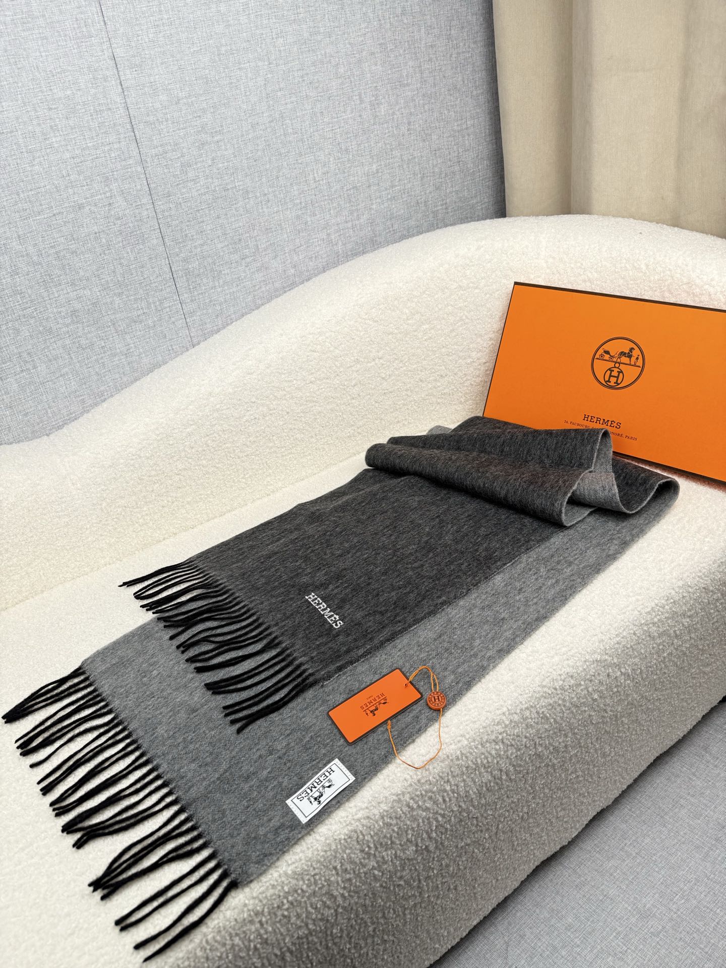 Hermès 原單圍巾 灰黑拼接羊絨披肩 流蘇設計款| 11 Hermès 原單圍巾 灰黑拼接羊絨披肩 流蘇設計款