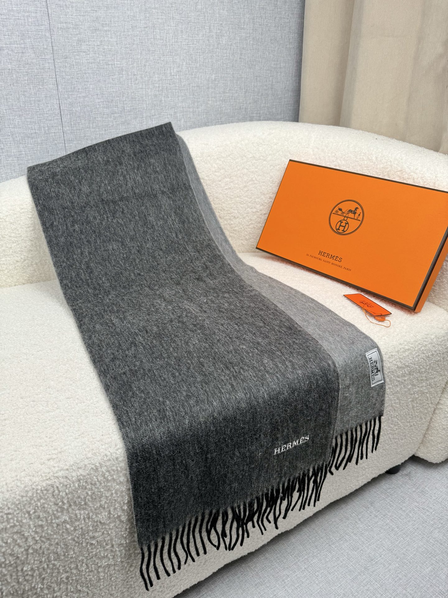 Hermès 原單圍巾 灰黑拼接羊絨披肩 流蘇設計款| 10 Hermès 原單圍巾 灰黑拼接羊絨披肩 流蘇設計款