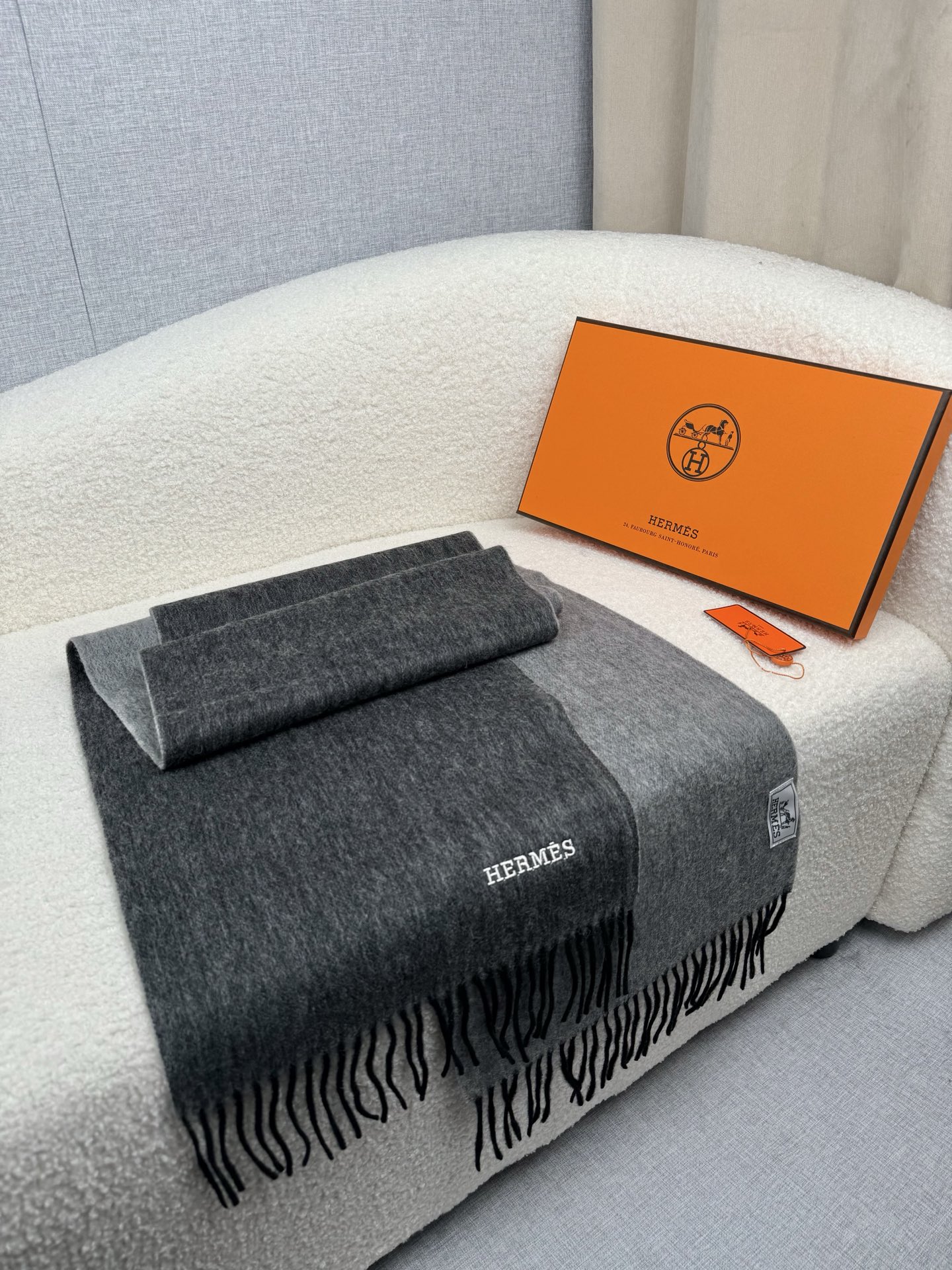 Hermès 原單圍巾 灰黑拼接羊絨披肩 流蘇設計款| 9 Hermès 原單圍巾 灰黑拼接羊絨披肩 流蘇設計款