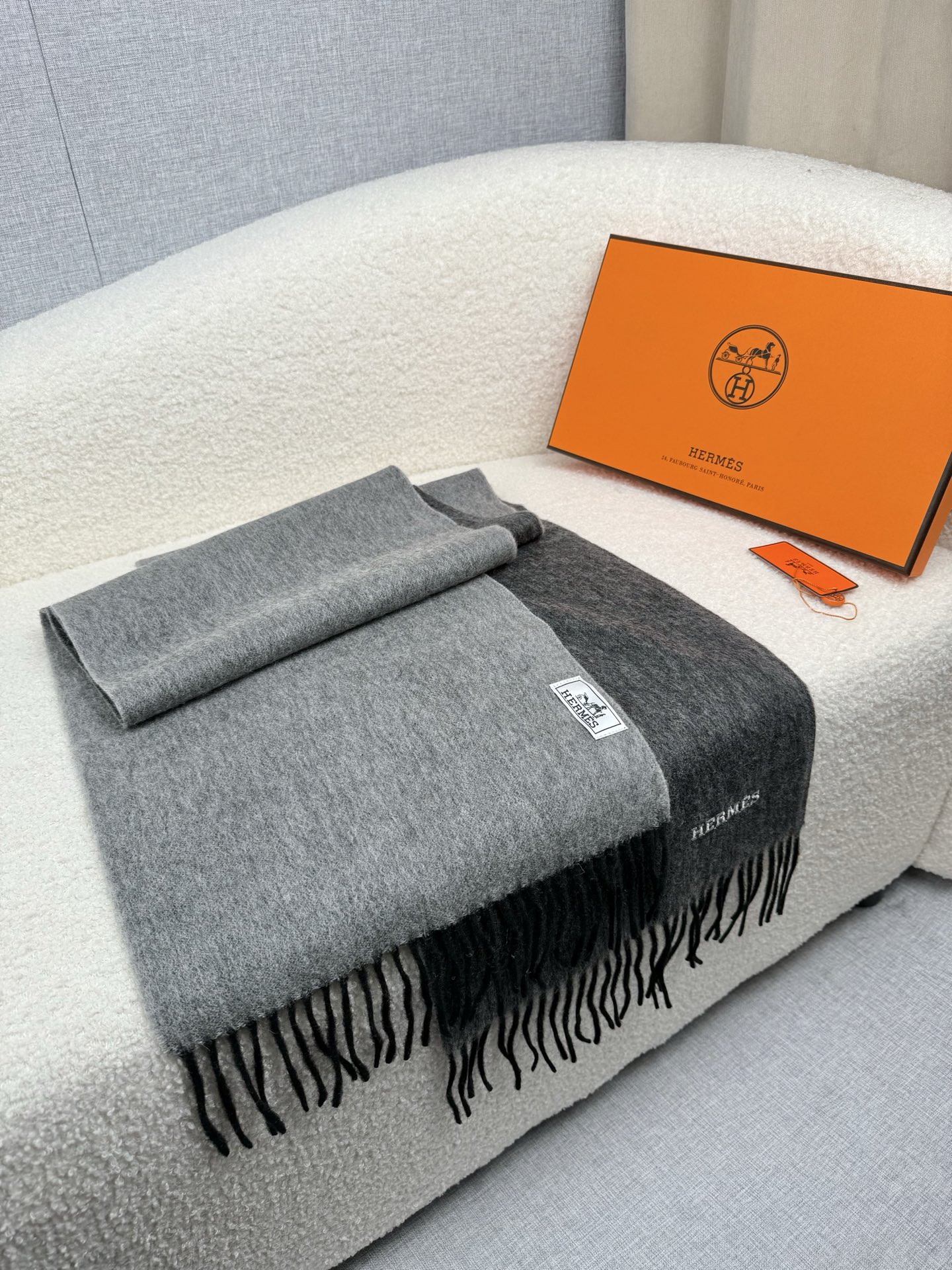 Hermès 原單圍巾 灰黑拼接羊絨披肩 流蘇設計款| 8 Hermès 原單圍巾 灰黑拼接羊絨披肩 流蘇設計款
