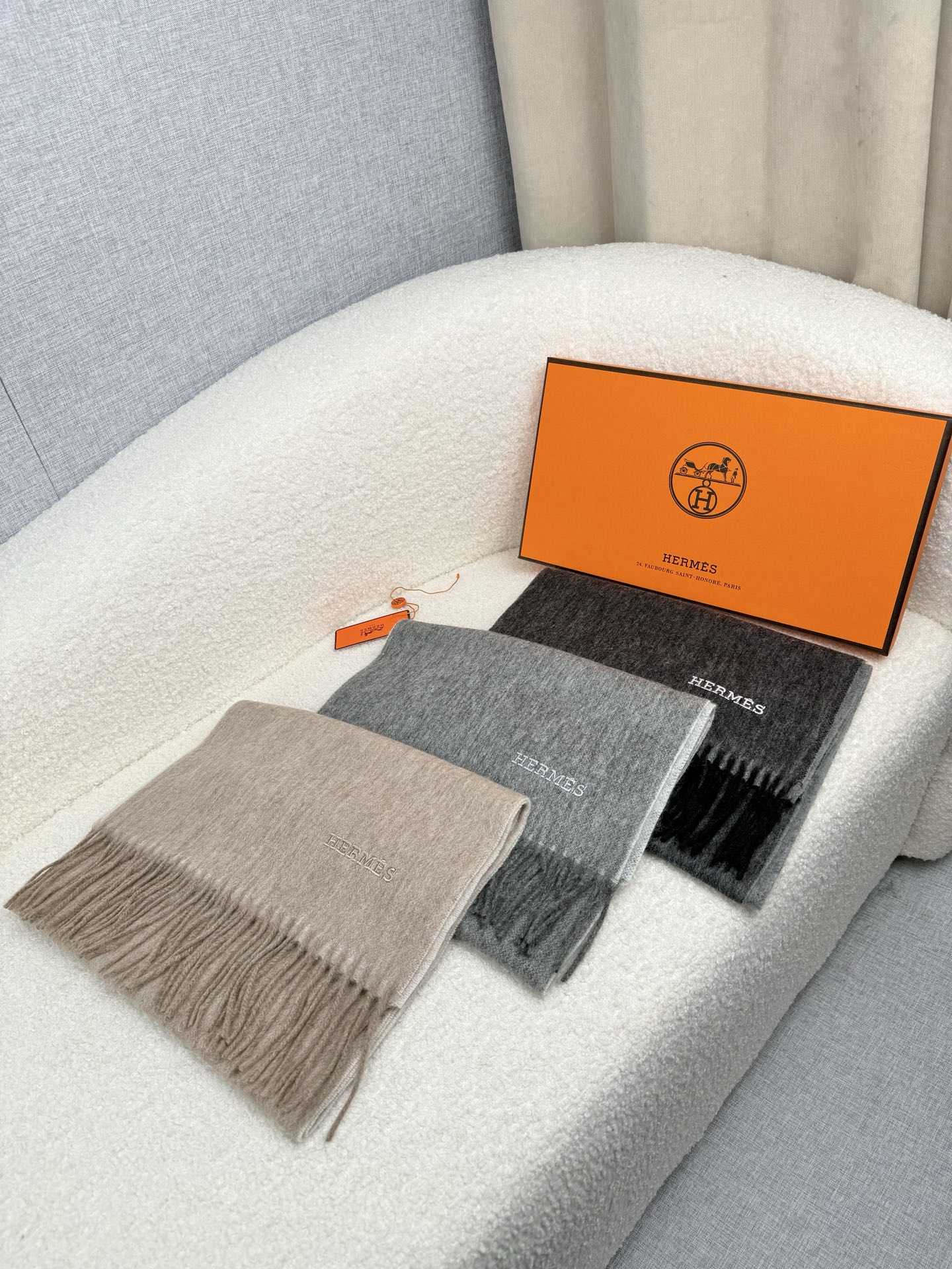 Hermès 原單圍巾 灰黑拼接羊絨披肩 流蘇設計款| 7 Hermès 原單圍巾 灰黑拼接羊絨披肩 流蘇設計款