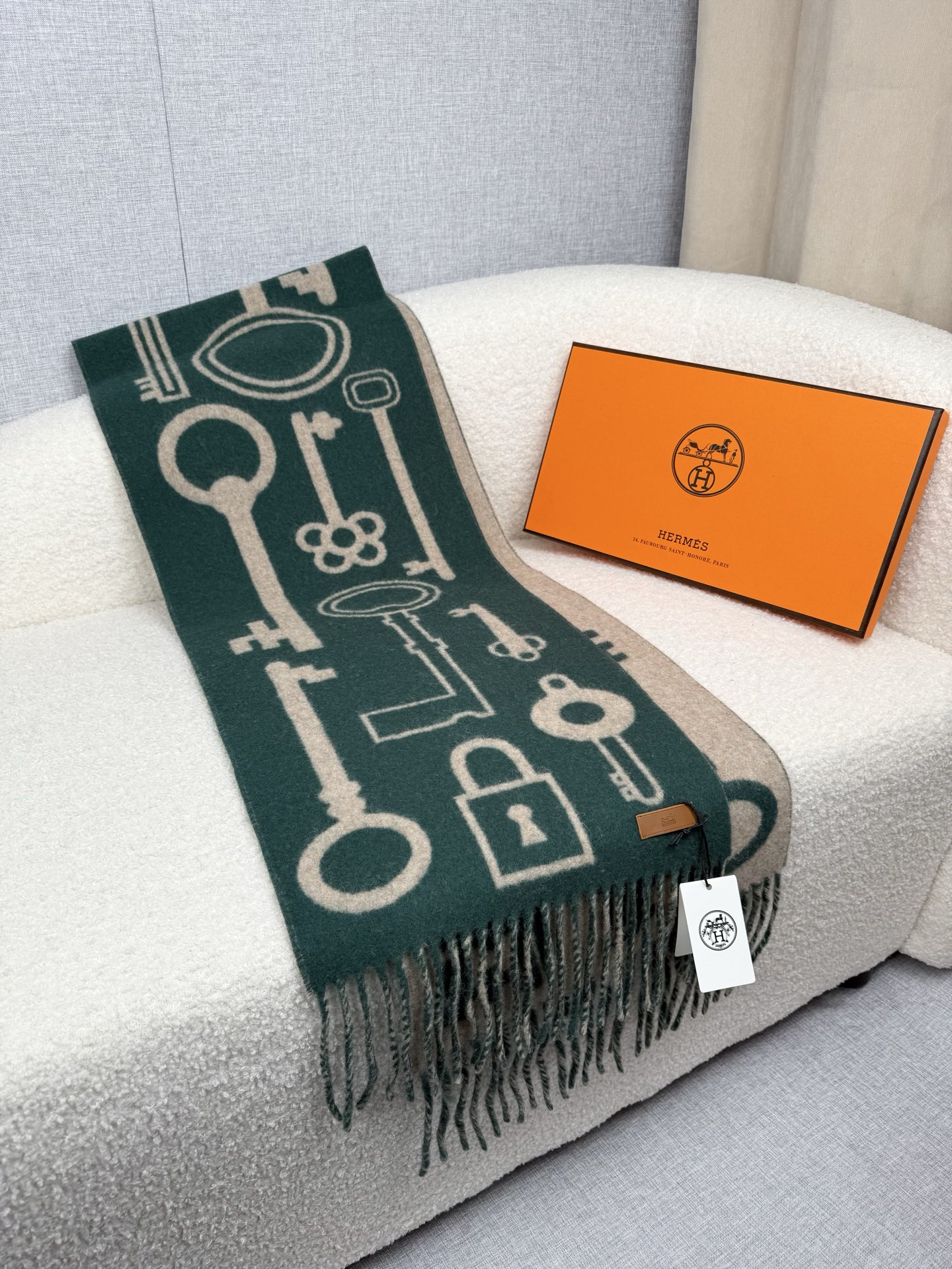 Hermès 高仿圍巾 綠色鑰匙圖案羊絨披肩 個性百搭款| 12 Hermès 高仿圍巾 綠色鑰匙圖案羊絨披肩 個性百搭款