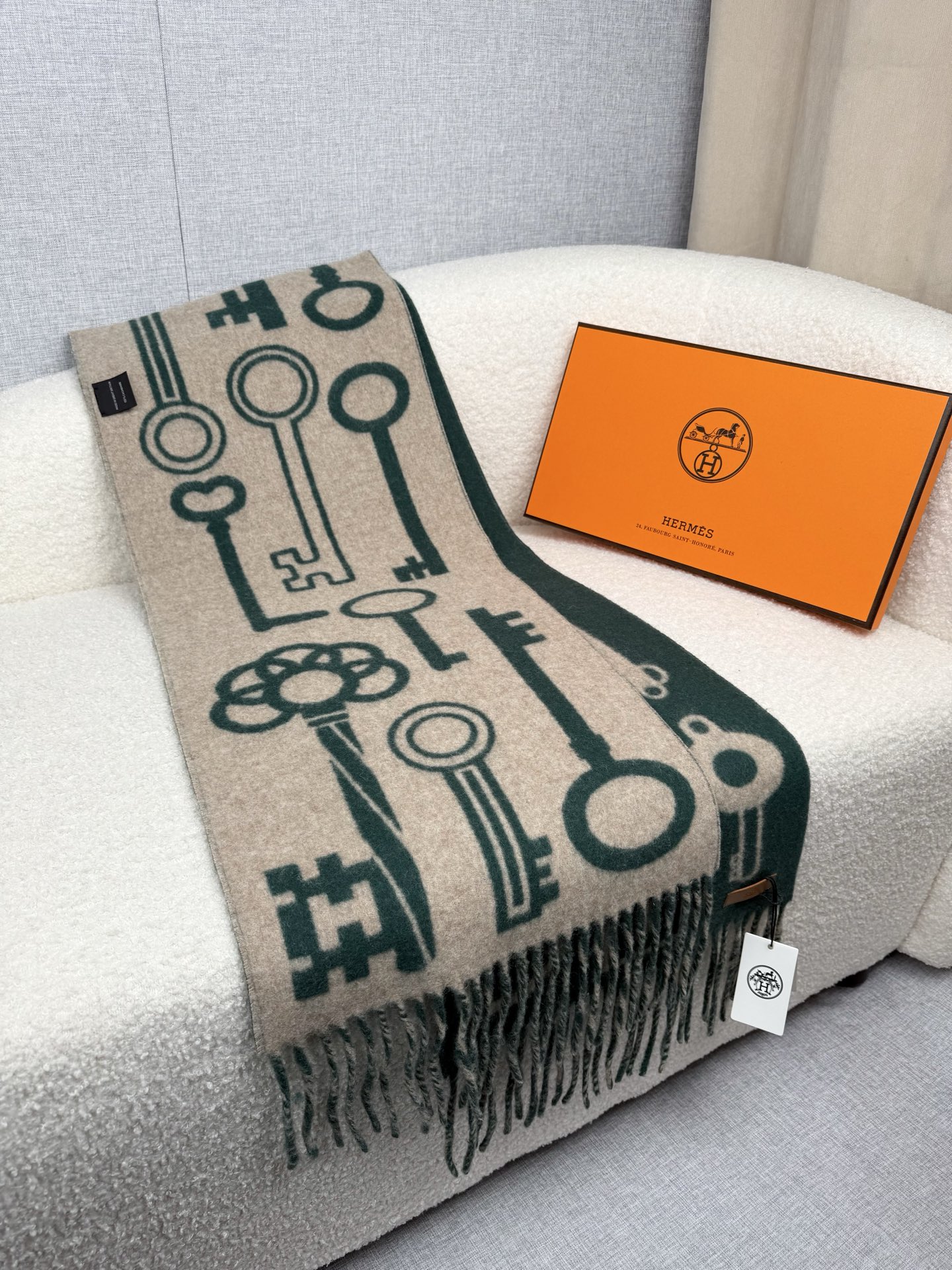 Hermès 高仿圍巾 綠色鑰匙圖案羊絨披肩 個性百搭款| 10 Hermès 高仿圍巾 綠色鑰匙圖案羊絨披肩 個性百搭款