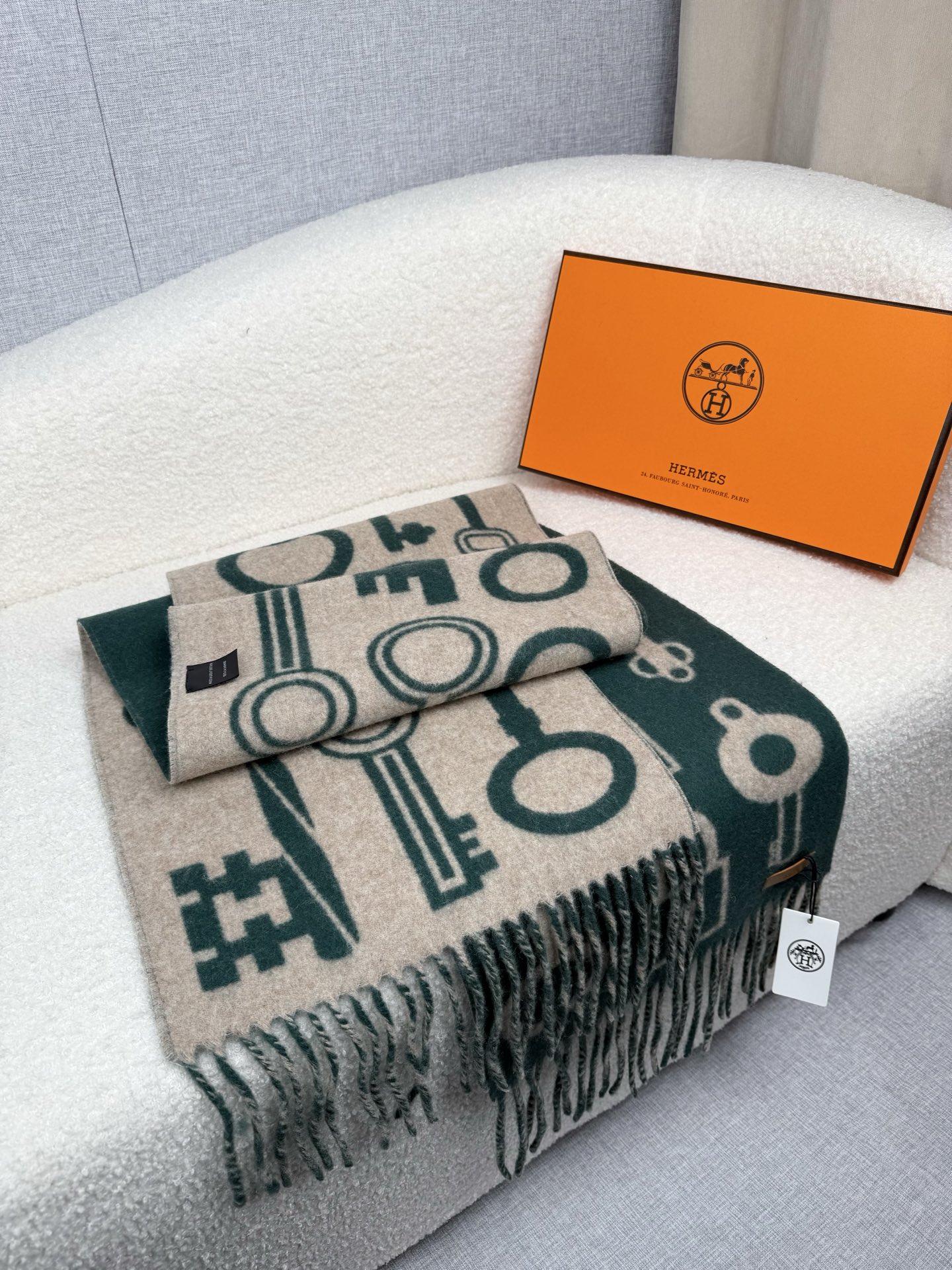 Hermès 高仿圍巾 綠色鑰匙圖案羊絨披肩 個性百搭款| 9 Hermès 高仿圍巾 綠色鑰匙圖案羊絨披肩 個性百搭款