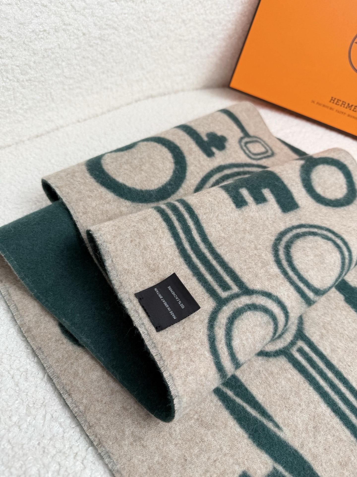 Hermès 高仿圍巾 綠色鑰匙圖案羊絨披肩 個性百搭款| 8 Hermès 高仿圍巾 綠色鑰匙圖案羊絨披肩 個性百搭款