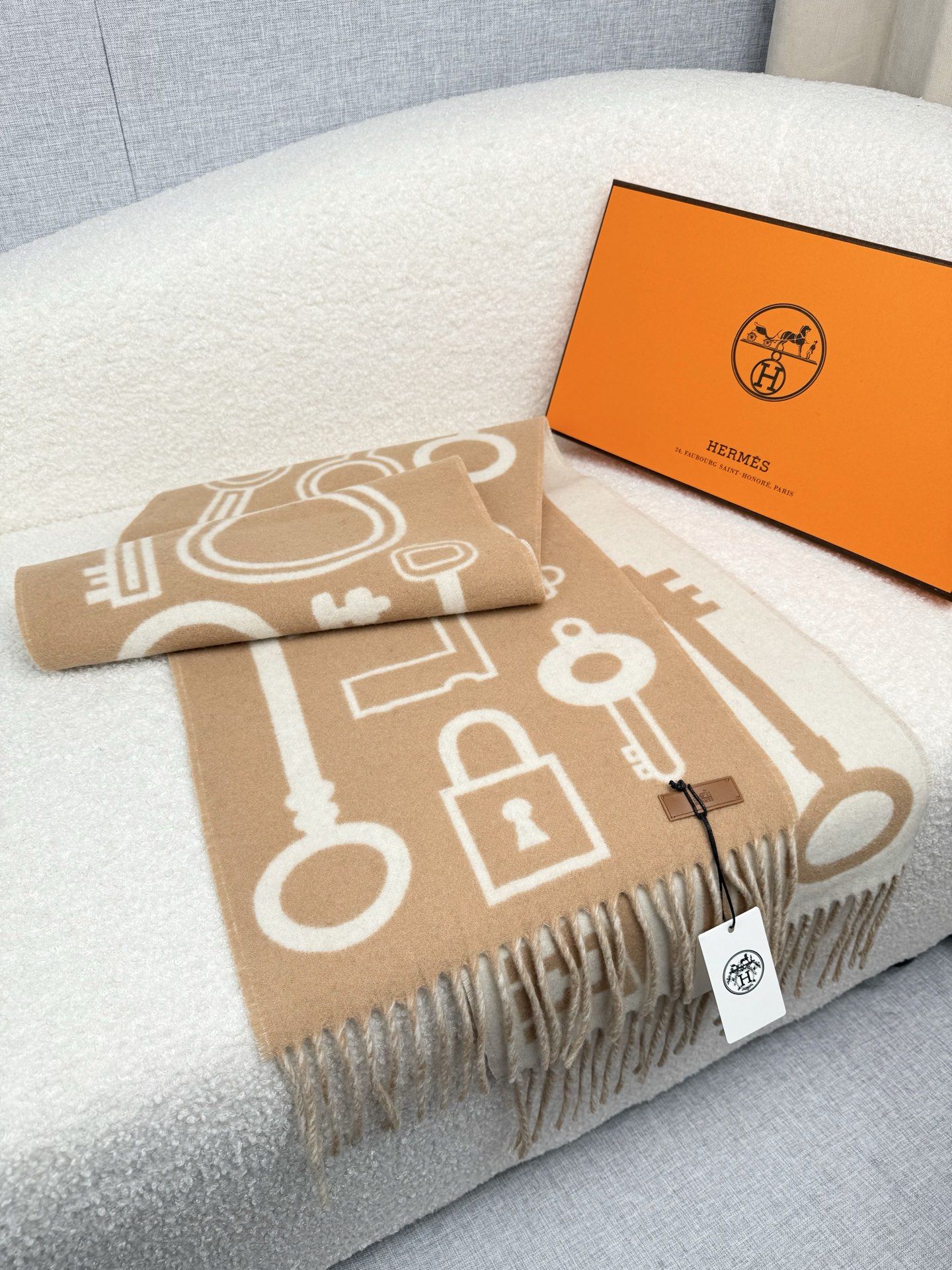 Hermès 一比一圍巾 駝色鑰匙圖案羊絨披肩 經典百搭款| 12 Hermès 一比一圍巾 駝色鑰匙圖案羊絨披肩 經典百搭款