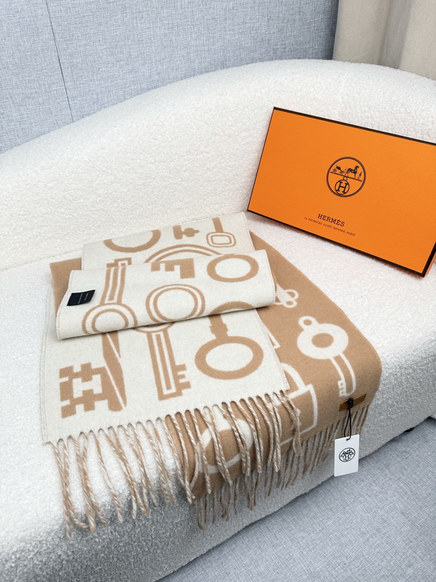 Hermès 一比一圍巾 駝色鑰匙圖案羊絨披肩 經典百搭款| 10 Hermès 一比一圍巾 駝色鑰匙圖案羊絨披肩 經典百搭款