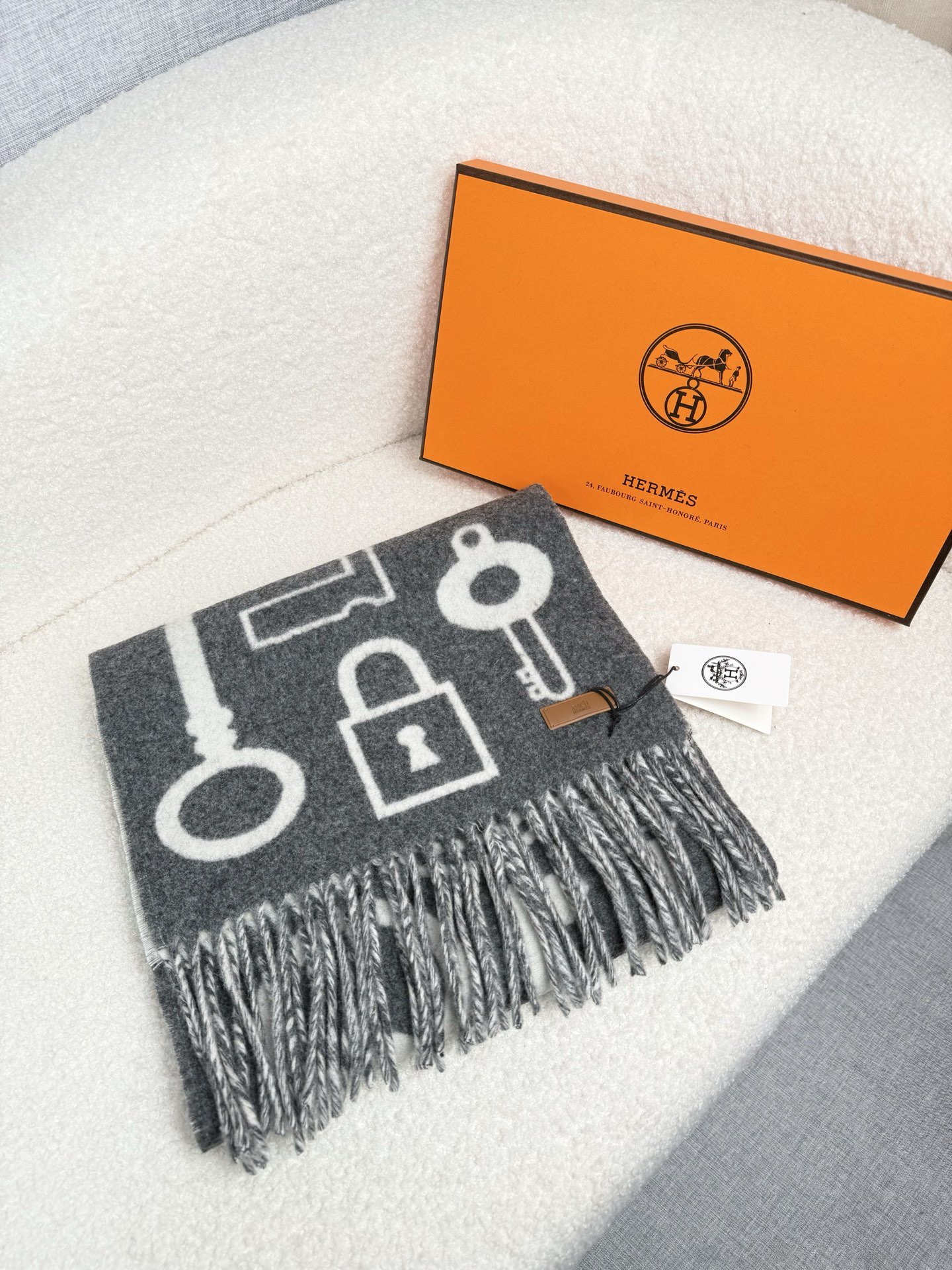Hermès 高仿圍巾 灰色鑰匙圖案羊絨披肩 雙面設計款