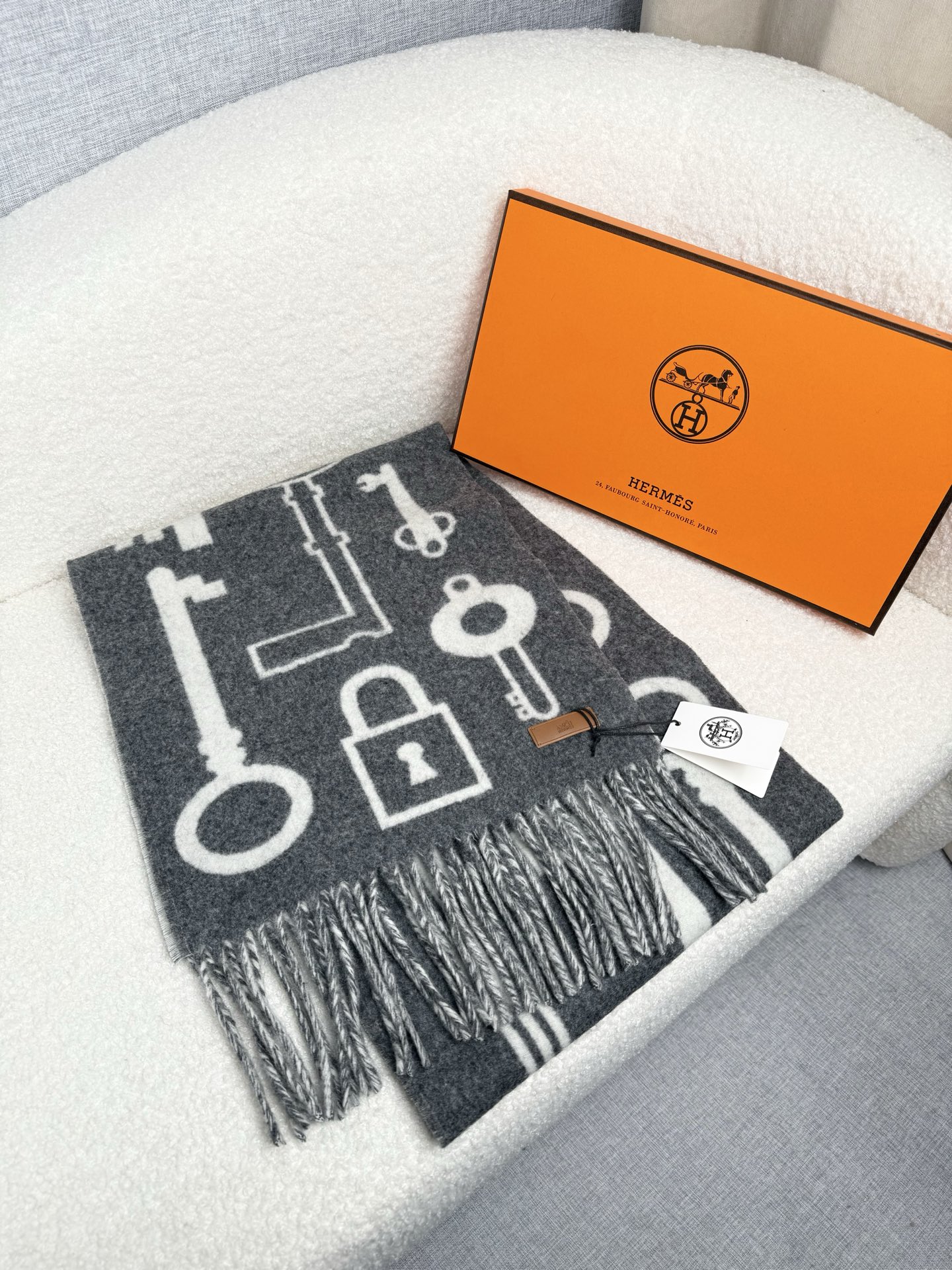 Hermès 高仿圍巾 灰色鑰匙圖案羊絨披肩 雙面設計款