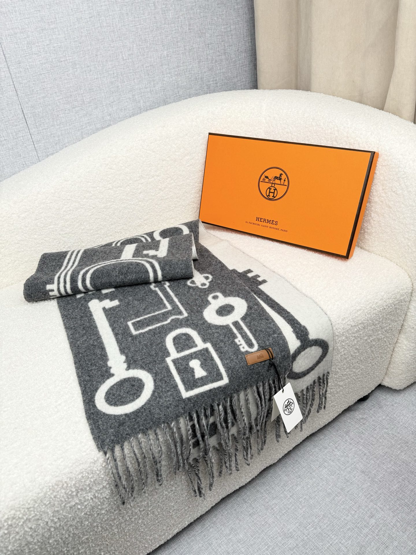 Hermès 高仿圍巾 灰色鑰匙圖案羊絨披肩 雙面設計款
