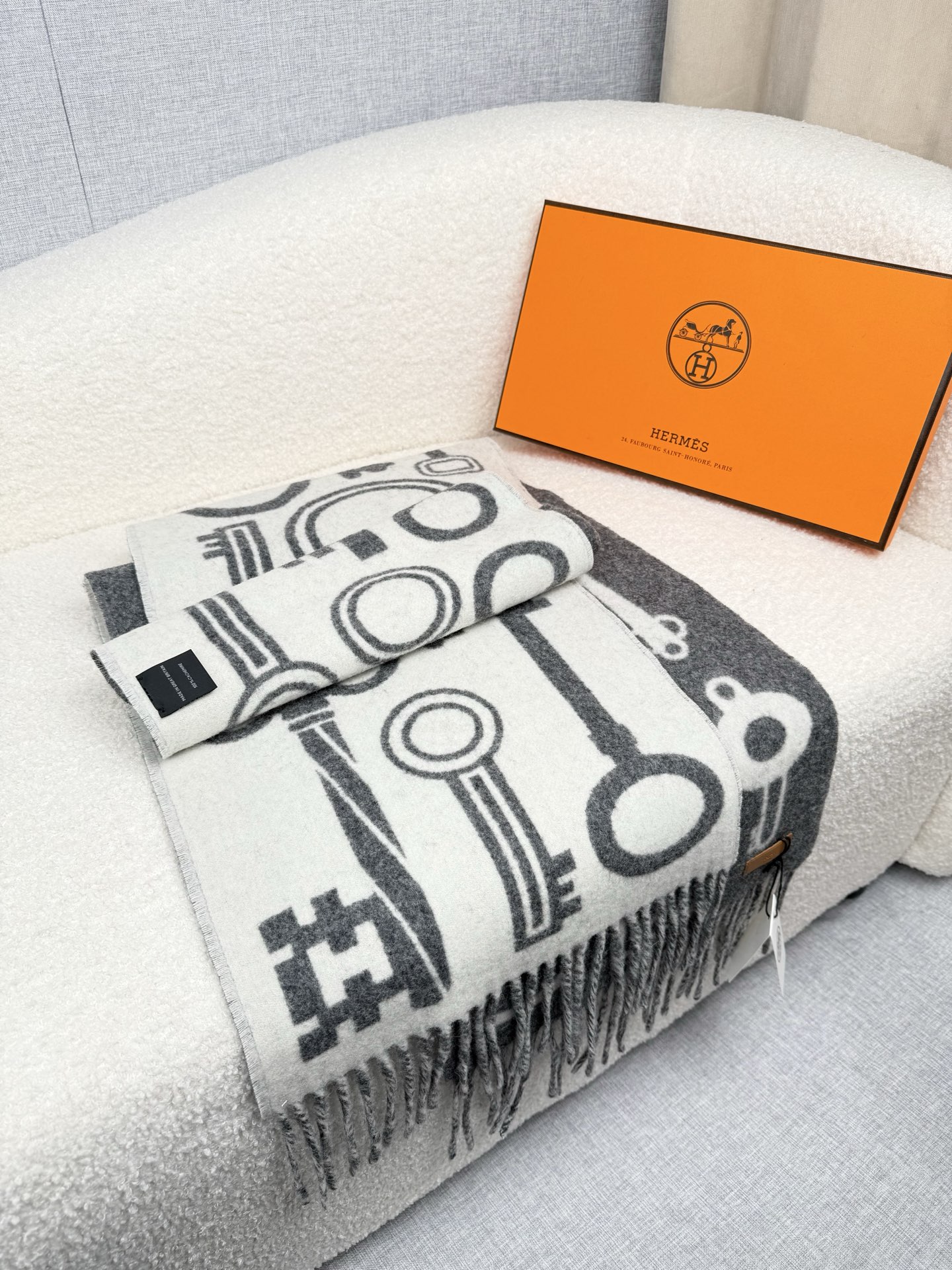 Hermès 高仿圍巾 灰色鑰匙圖案羊絨披肩 雙面設計款