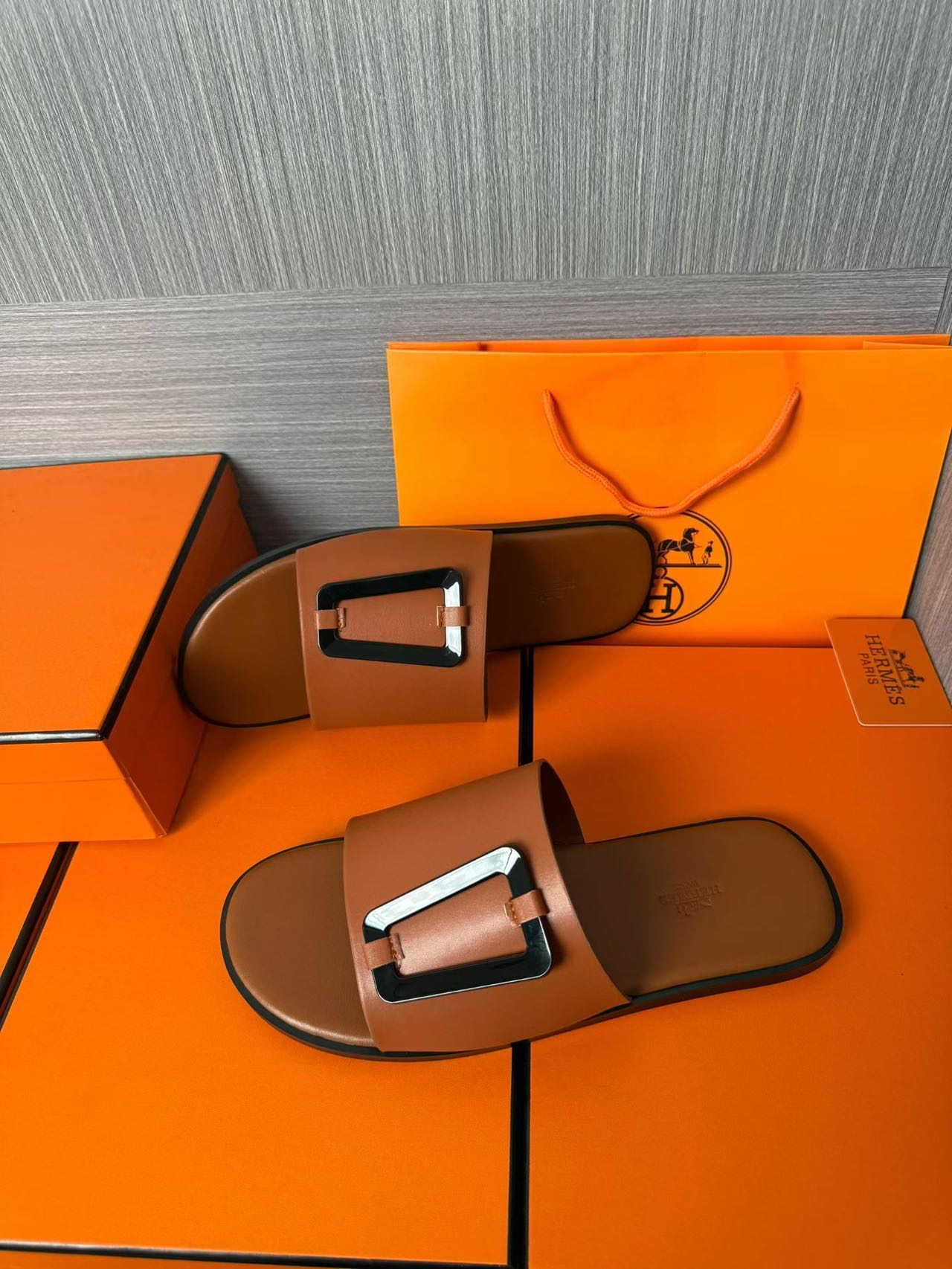 Hermès 爱马仕 高仿 拼色H扣凉拖 男士休闲百搭拖鞋| 11 Hermès 爱马仕 高仿 拼色H扣凉拖 男士休闲百搭拖鞋