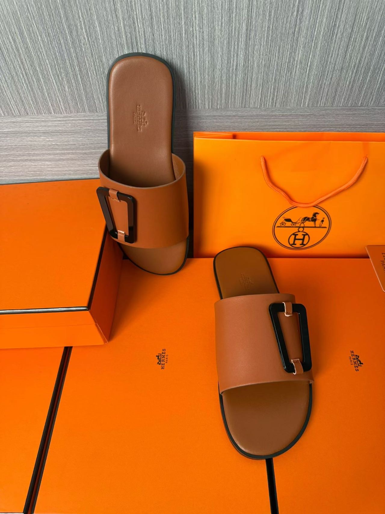 Hermès 爱马仕 高仿 拼色H扣凉拖 男士休闲百搭拖鞋| 10 Hermès 爱马仕 高仿 拼色H扣凉拖 男士休闲百搭拖鞋
