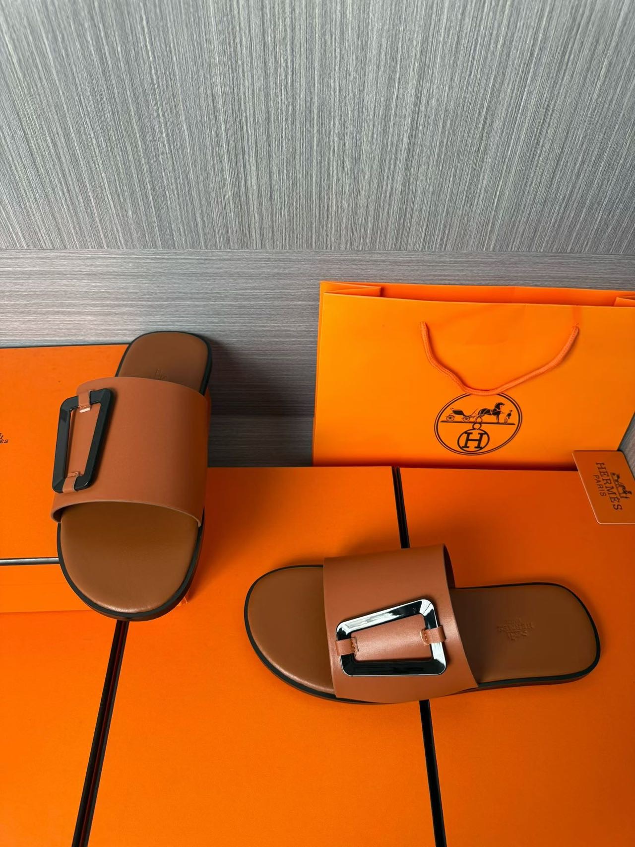 Hermès 爱马仕 高仿 拼色H扣凉拖 男士休闲百搭拖鞋| 9 Hermès 爱马仕 高仿 拼色H扣凉拖 男士休闲百搭拖鞋