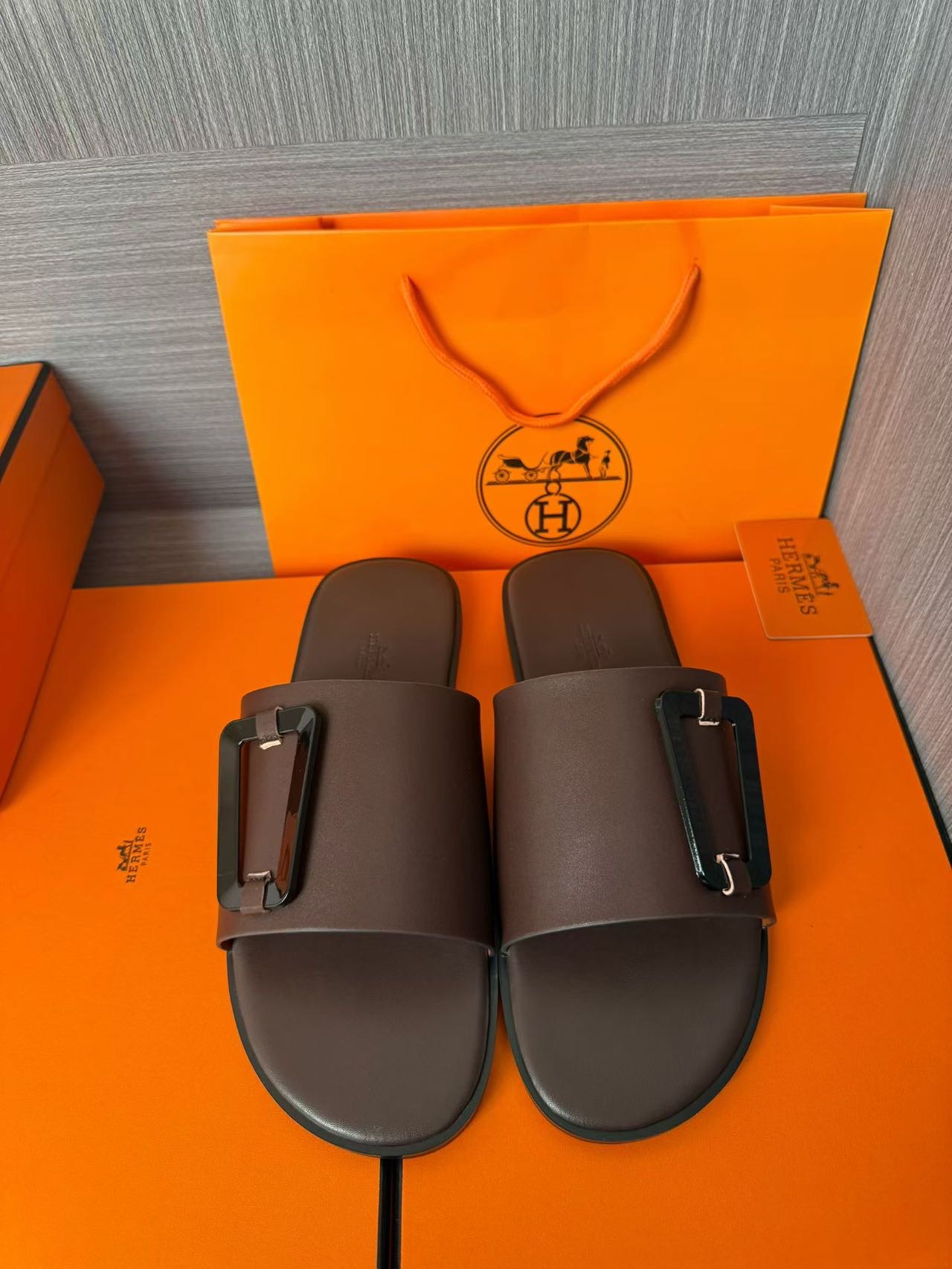 Hermès 爱马仕 高仿 深棕H扣凉拖 男士简约舒适拖鞋