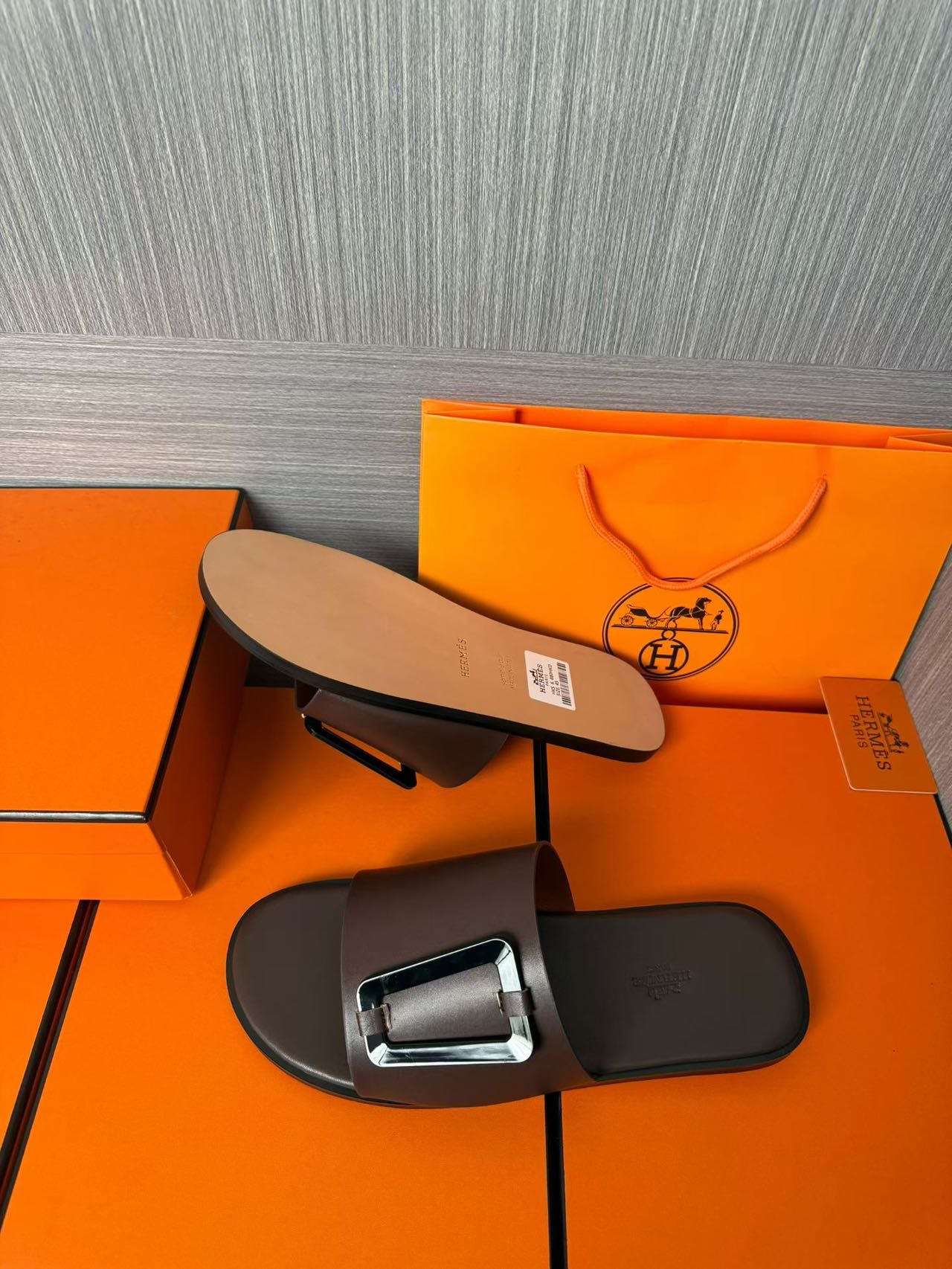 Hermès 爱马仕 高仿 深棕H扣凉拖 男士简约舒适拖鞋| 8 Hermès 爱马仕 高仿 深棕H扣凉拖 男士简约舒适拖鞋