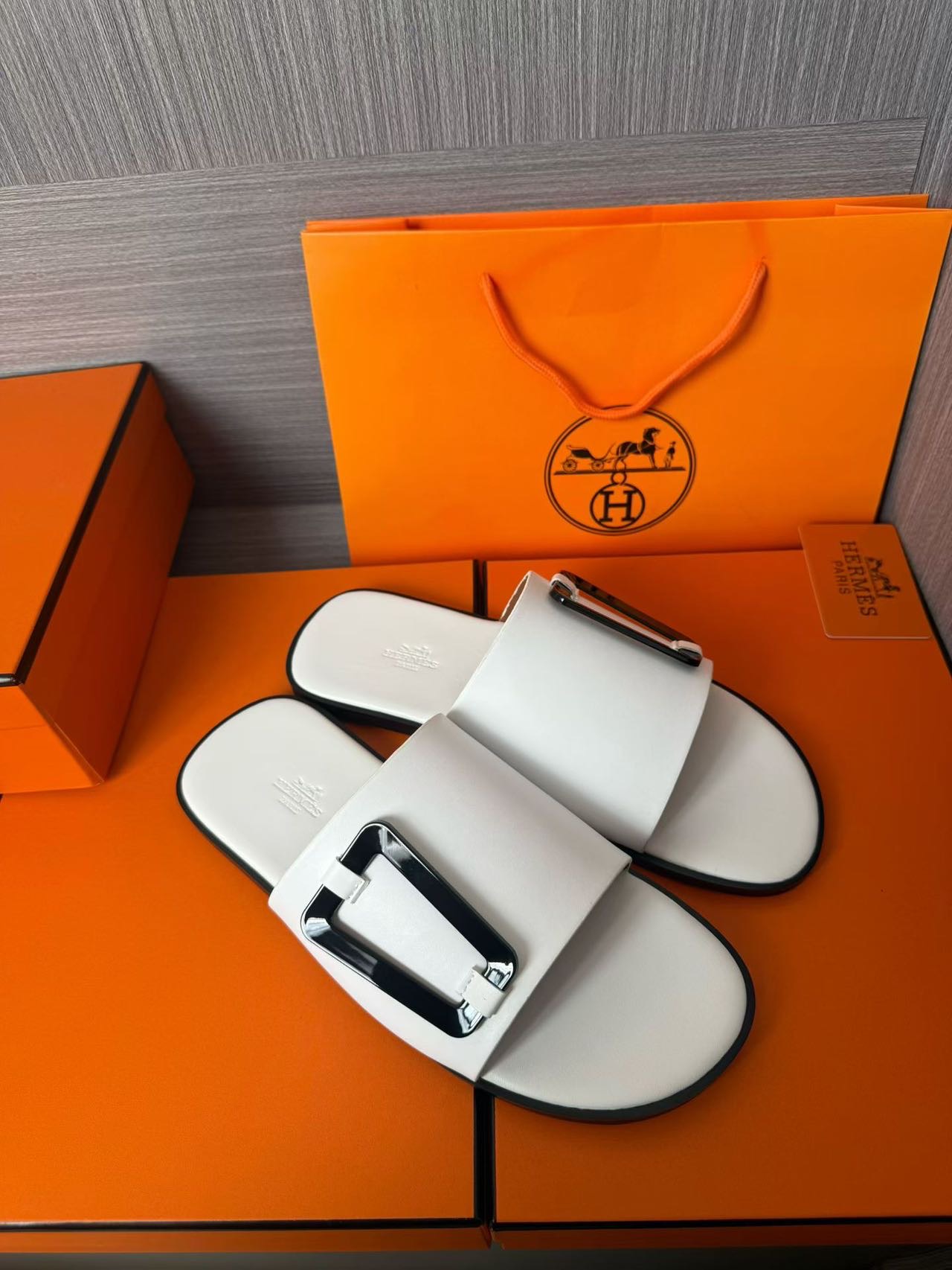 Hermès 爱马仕 高仿 白色H扣凉拖 男士简约百搭拖鞋| 13 Hermès 爱马仕 高仿 白色H扣凉拖 男士简约百搭拖鞋
