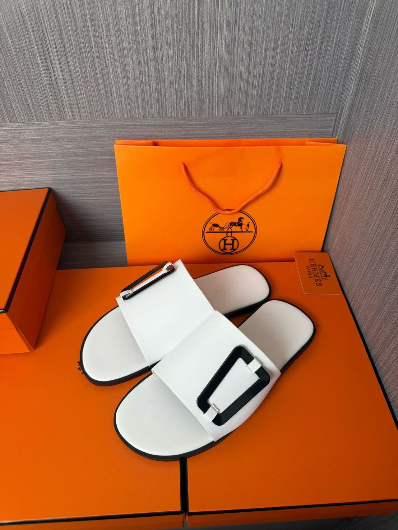 Hermès 爱马仕 高仿 白色H扣凉拖 男士简约百搭拖鞋| 12 Hermès 爱马仕 高仿 白色H扣凉拖 男士简约百搭拖鞋