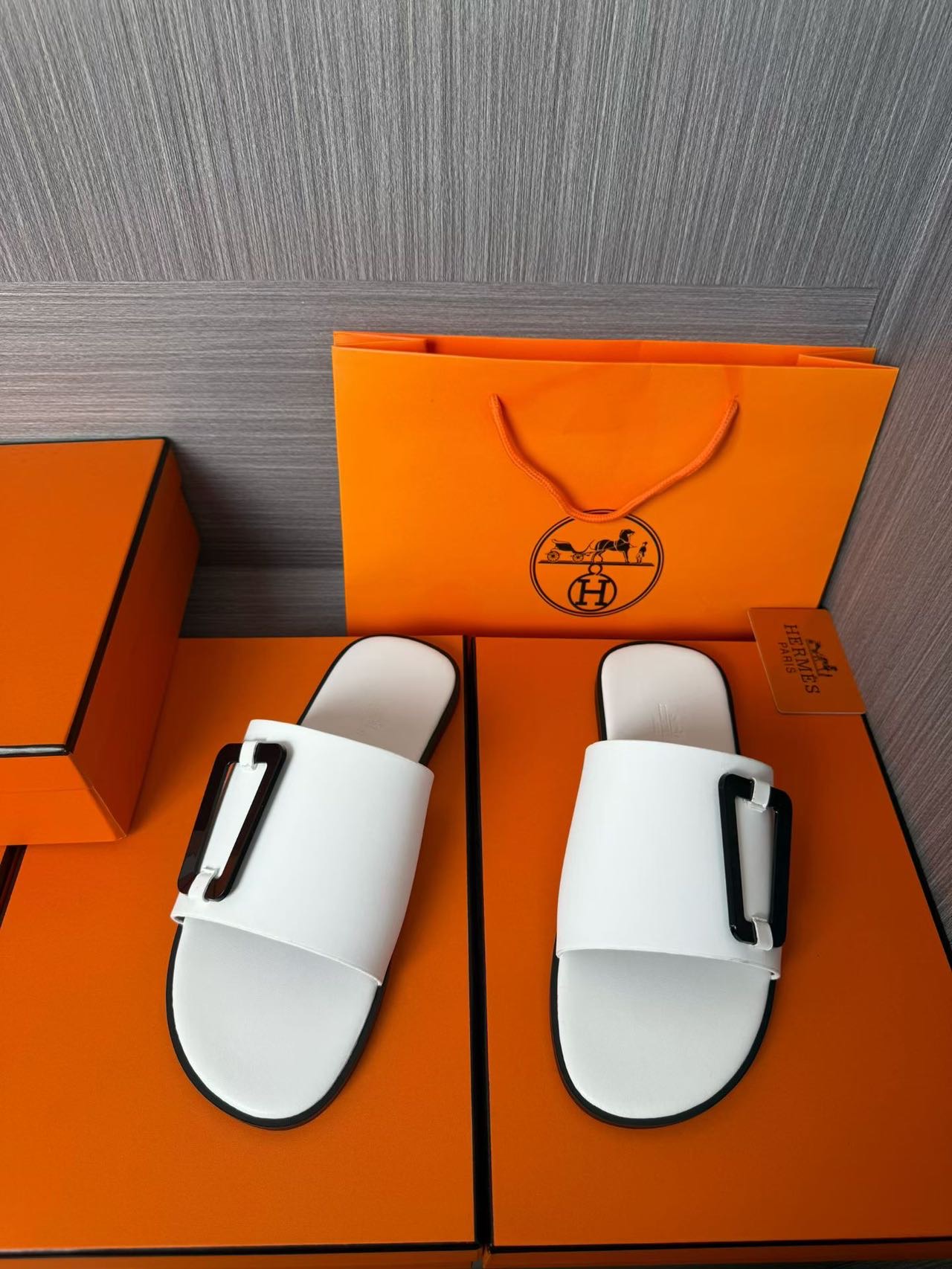 Hermès 爱马仕 高仿 白色H扣凉拖 男士简约百搭拖鞋| 11 Hermès 爱马仕 高仿 白色H扣凉拖 男士简约百搭拖鞋