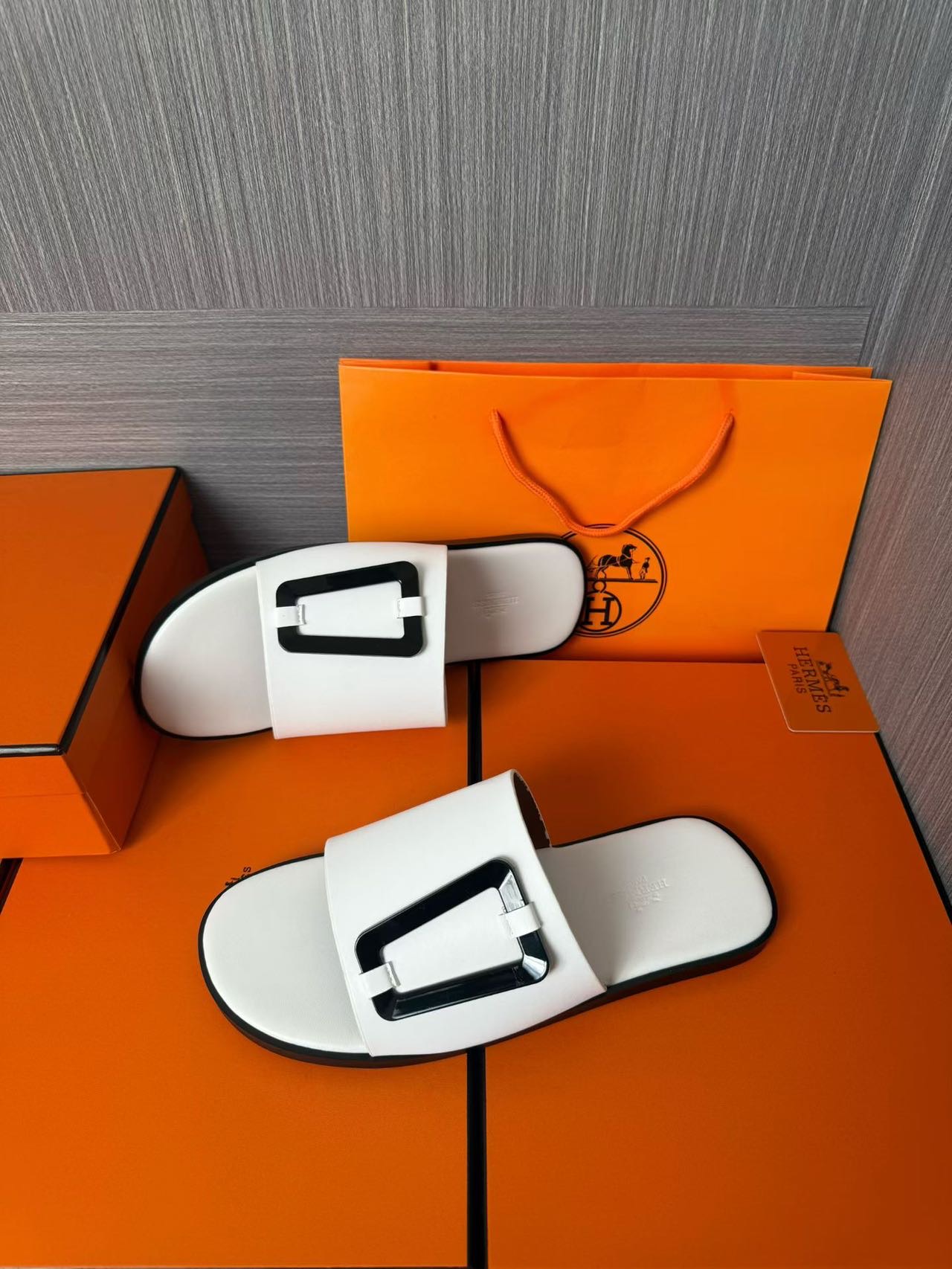 Hermès 爱马仕 高仿 白色H扣凉拖 男士简约百搭拖鞋| 10 Hermès 爱马仕 高仿 白色H扣凉拖 男士简约百搭拖鞋