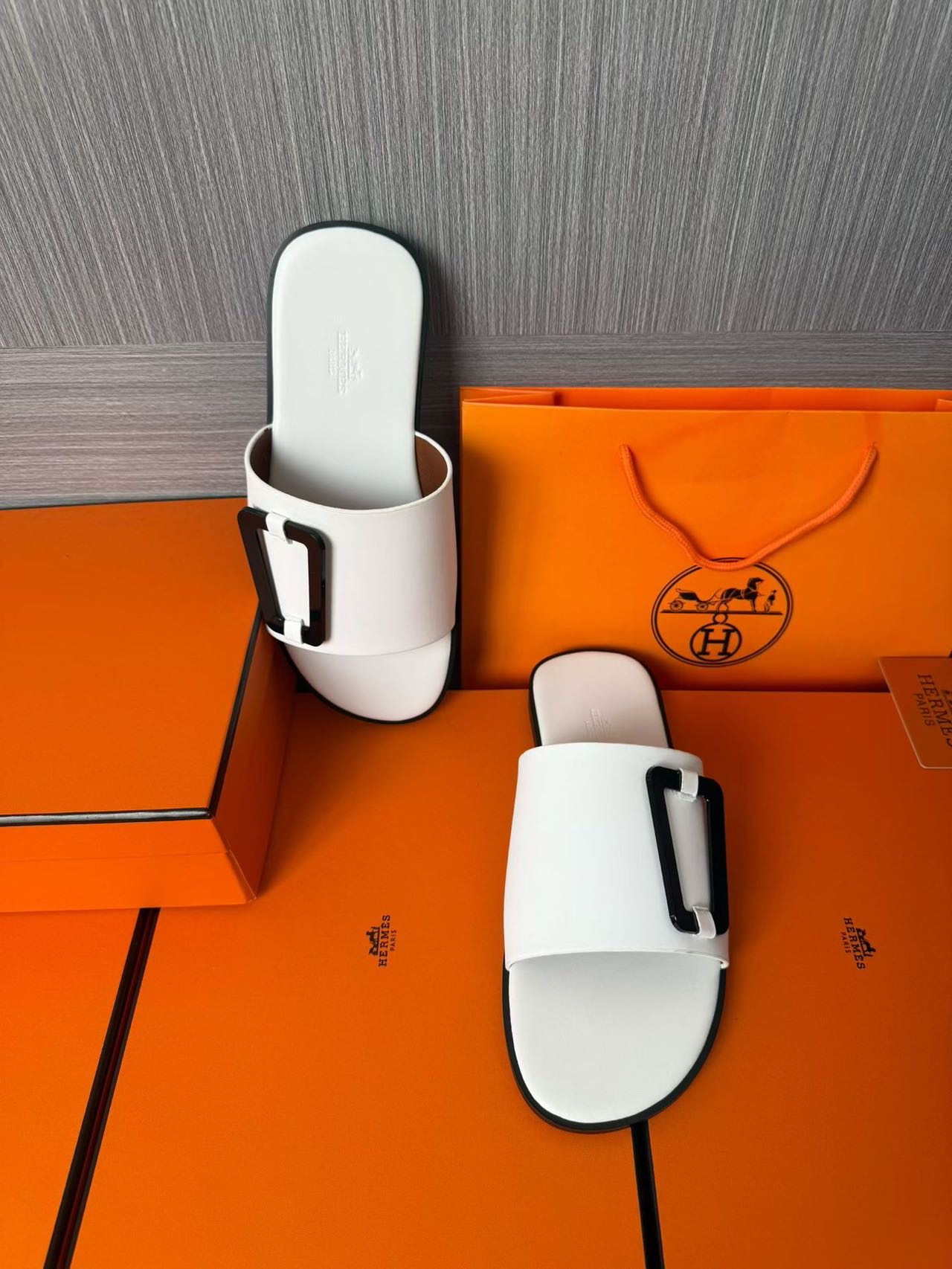 Hermès 爱马仕 高仿 白色H扣凉拖 男士简约百搭拖鞋| 9 Hermès 爱马仕 高仿 白色H扣凉拖 男士简约百搭拖鞋