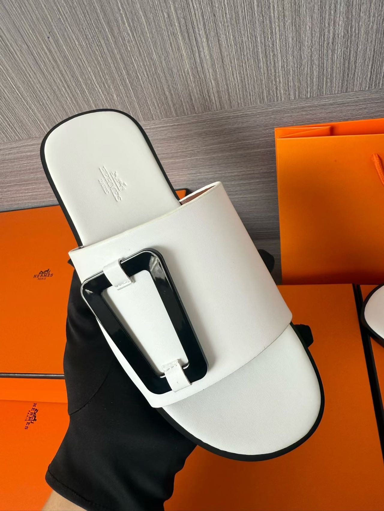 Hermès 爱马仕 高仿 白色H扣凉拖 男士简约百搭拖鞋| 8 Hermès 爱马仕 高仿 白色H扣凉拖 男士简约百搭拖鞋