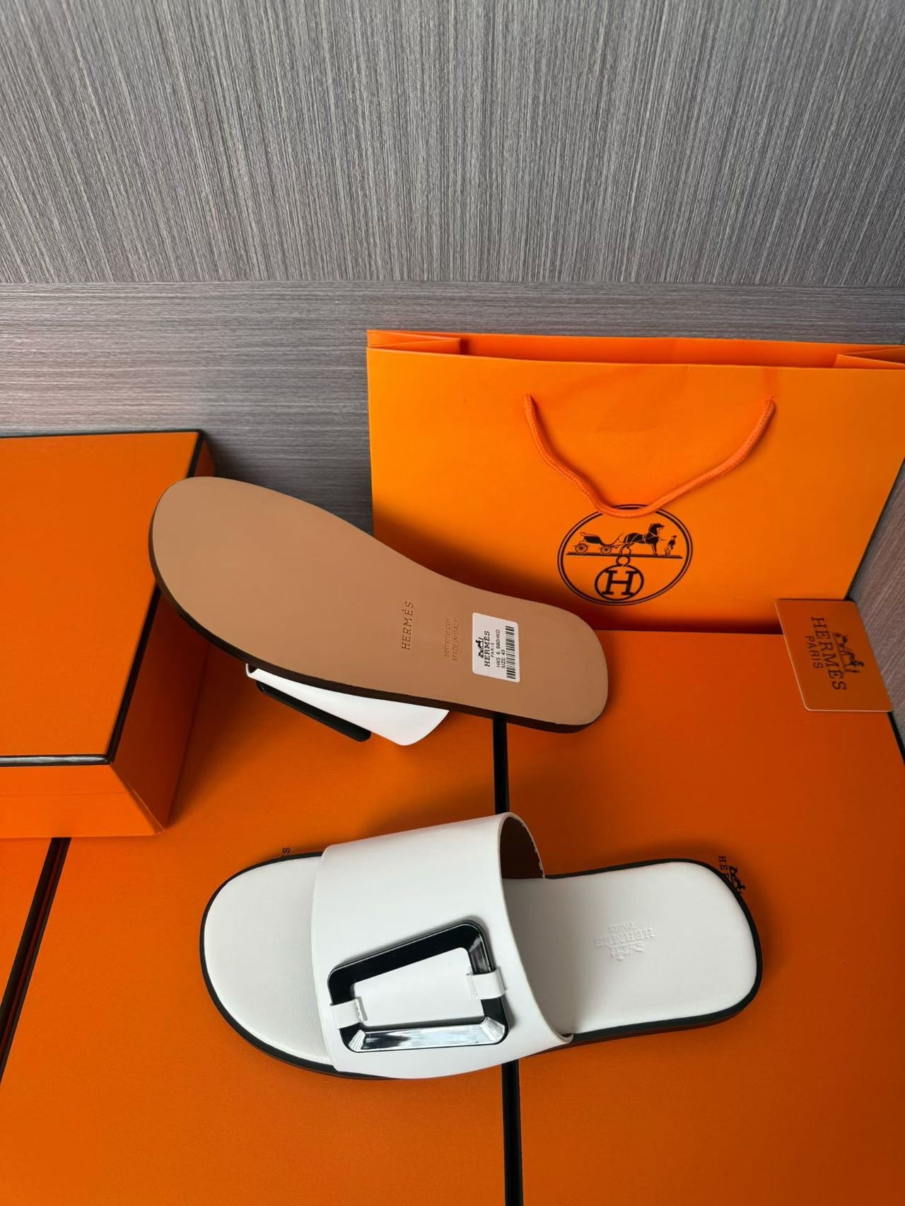 Hermès 爱马仕 高仿 白色H扣凉拖 男士简约百搭拖鞋| 7 Hermès 爱马仕 高仿 白色H扣凉拖 男士简约百搭拖鞋
