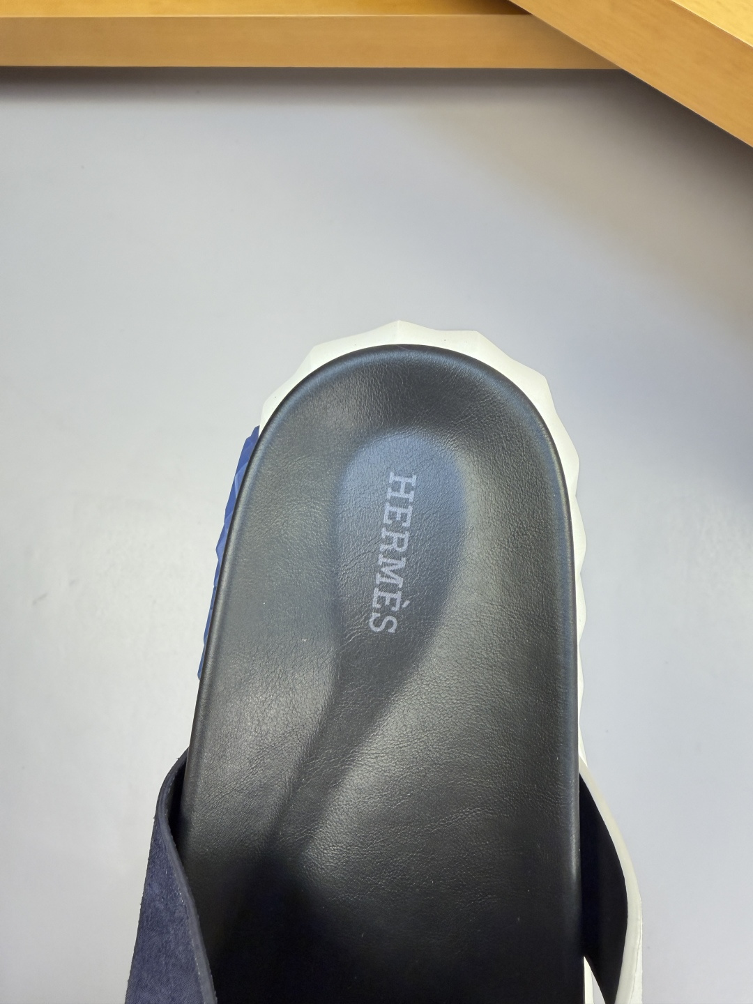 Hermès 爱马仕 高仿 交叉拼色凉拖 男士时尚休闲拖鞋| 9 Hermès 爱马仕 高仿 交叉拼色凉拖 男士时尚休闲拖鞋