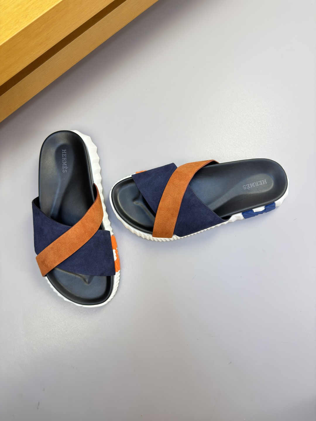 Hermès 爱马仕 高仿 橙蓝拼色交叉凉拖 男士时尚拖鞋| 13 Hermès 爱马仕 高仿 橙蓝拼色交叉凉拖 男士时尚拖鞋