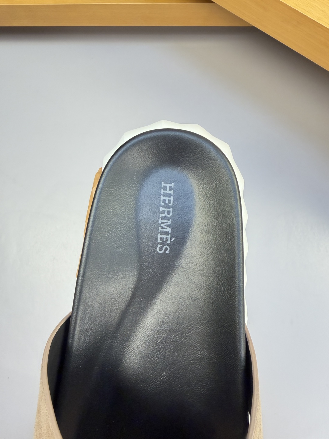 Hermès 爱马仕 高仿 灰棕交叉凉拖 男士休闲舒适拖鞋| 9 Hermès 爱马仕 高仿 灰棕交叉凉拖 男士休闲舒适拖鞋