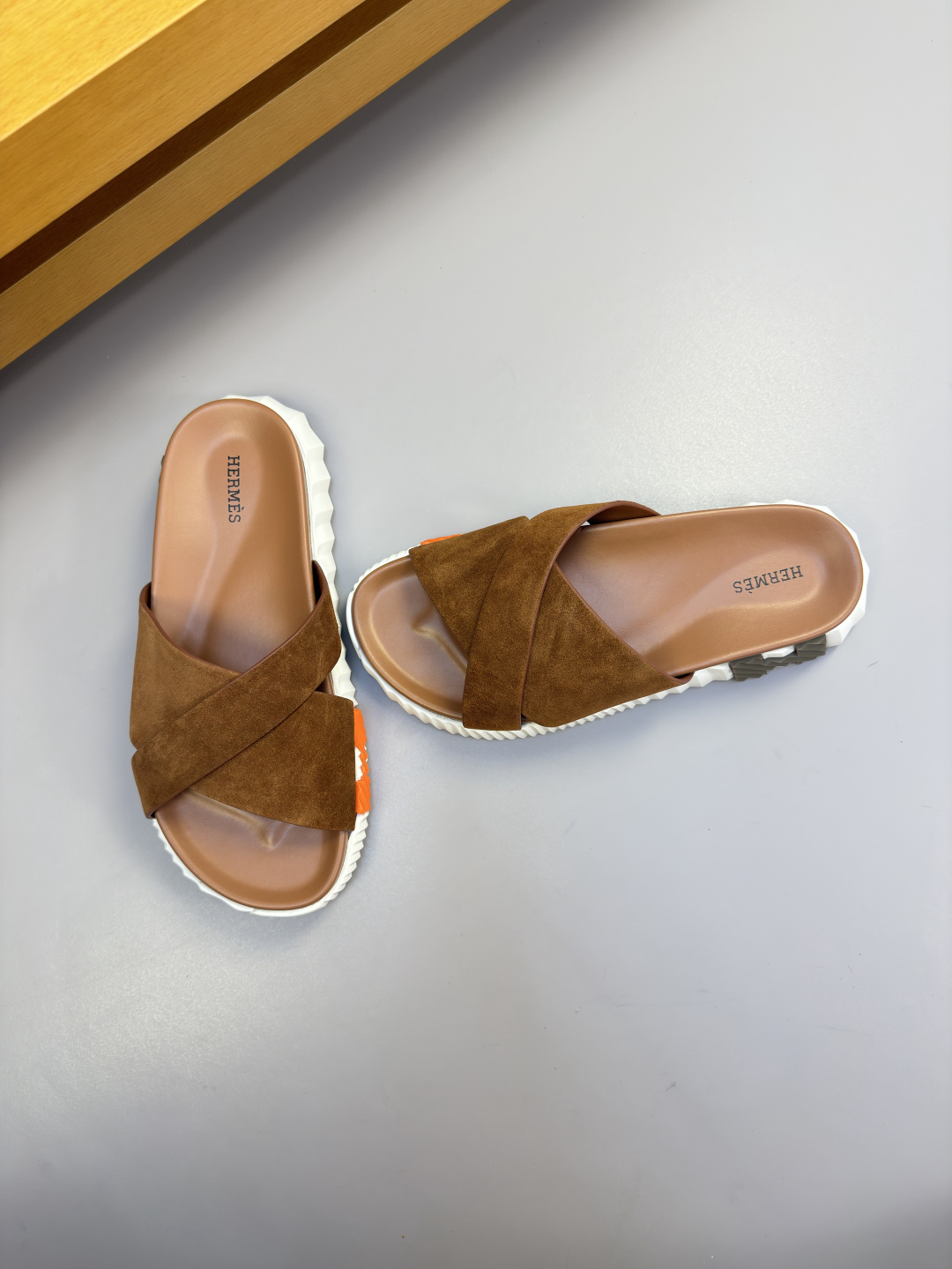 Hermès 爱马仕 高仿 深棕交叉凉拖 男士经典休闲拖鞋| 13 Hermès 爱马仕 高仿 深棕交叉凉拖 男士经典休闲拖鞋