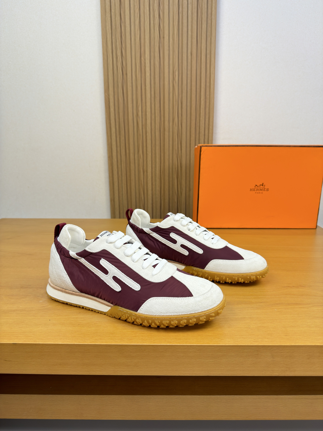 Hermès 一比一 男女款 Bouncing 酒紅拼白運動鞋 復古百搭