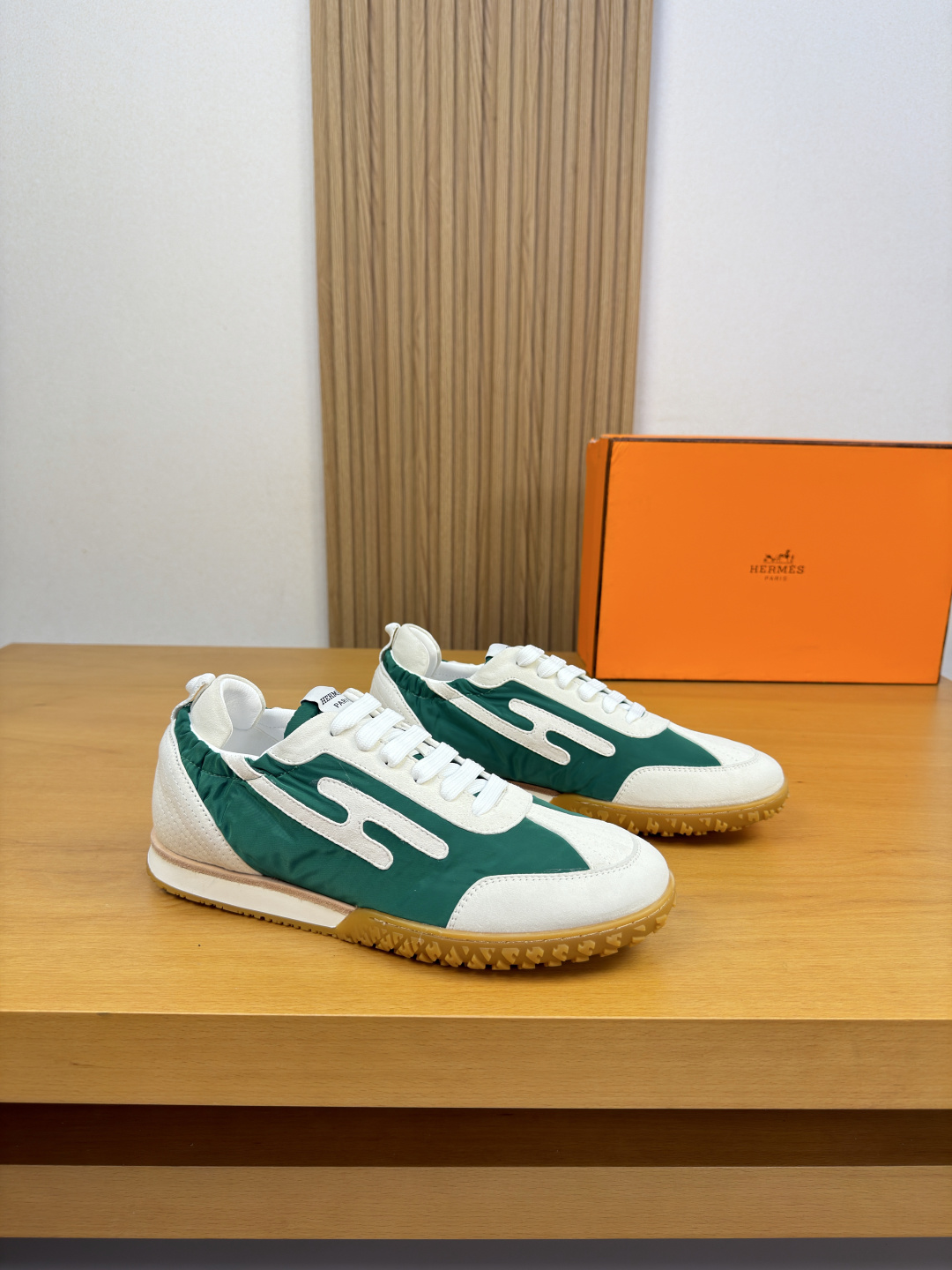 Hermès 高仿 男女款 Bouncing 綠拼白運動鞋 清爽搶眼