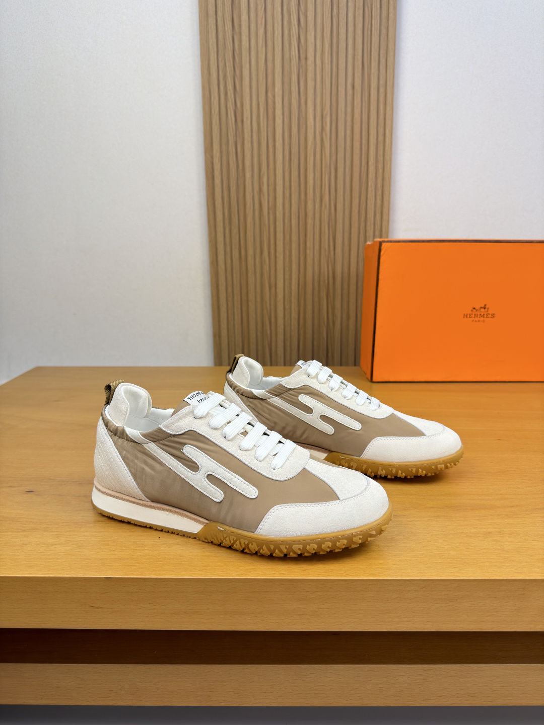 Hermès 高仿 男女款 Bouncing 卡其拼白運動鞋 都會質感