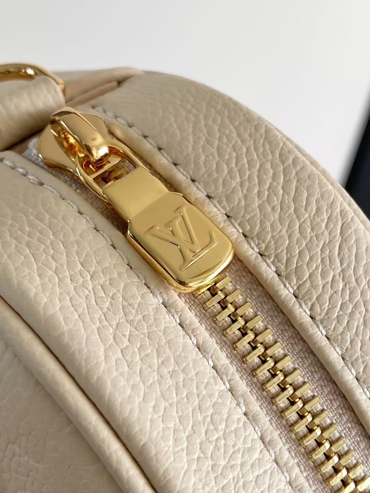 LV 一比一壓花小方包 米白色時尚單肩斜挎包| 9 LV 一比一壓花小方包 米白色時尚單肩斜挎包